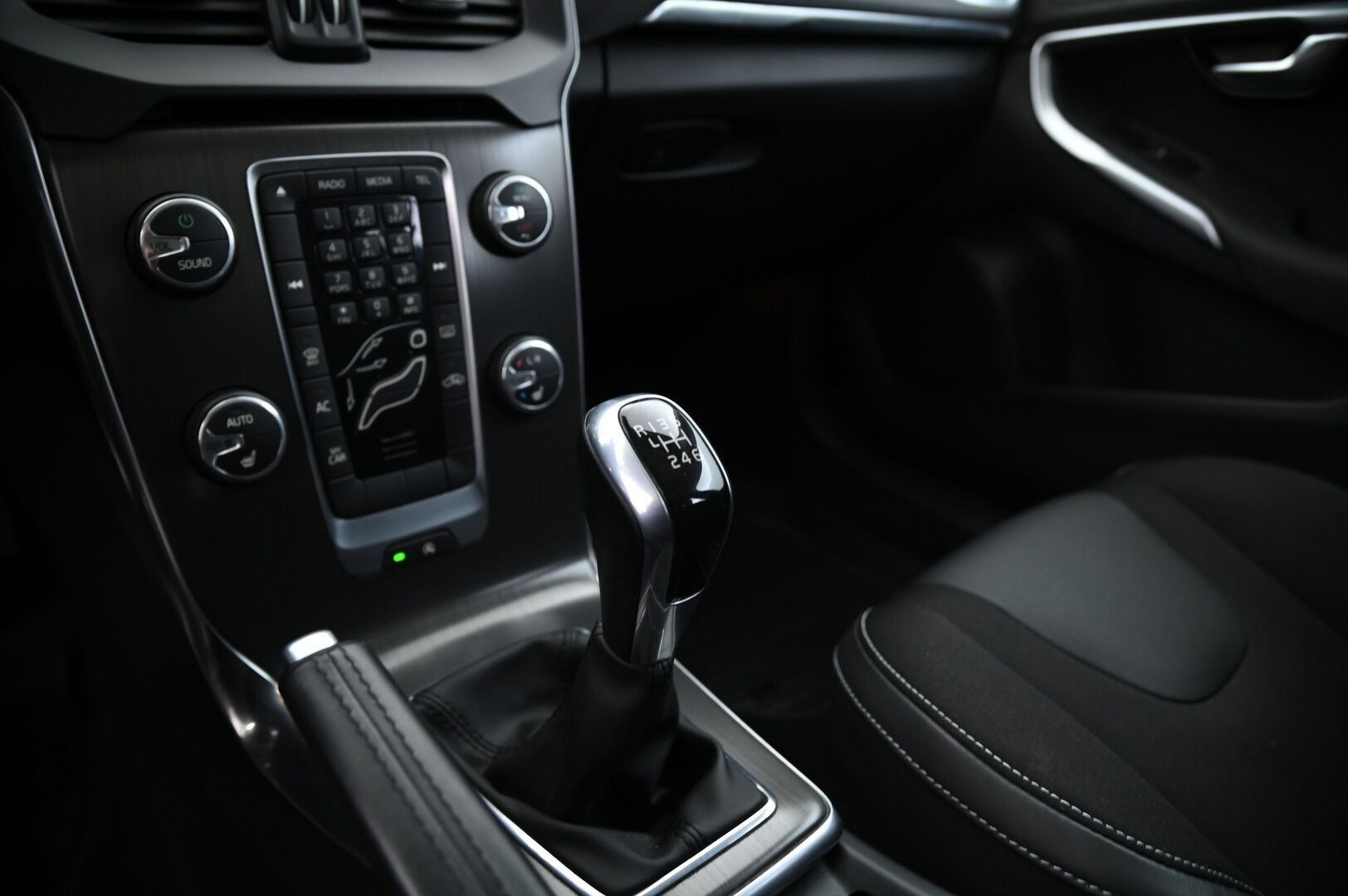 Volvo V40 2014 D2 Momentum * Webasto / BT / Vakkari / Xenon / Juuri saapunut!* **