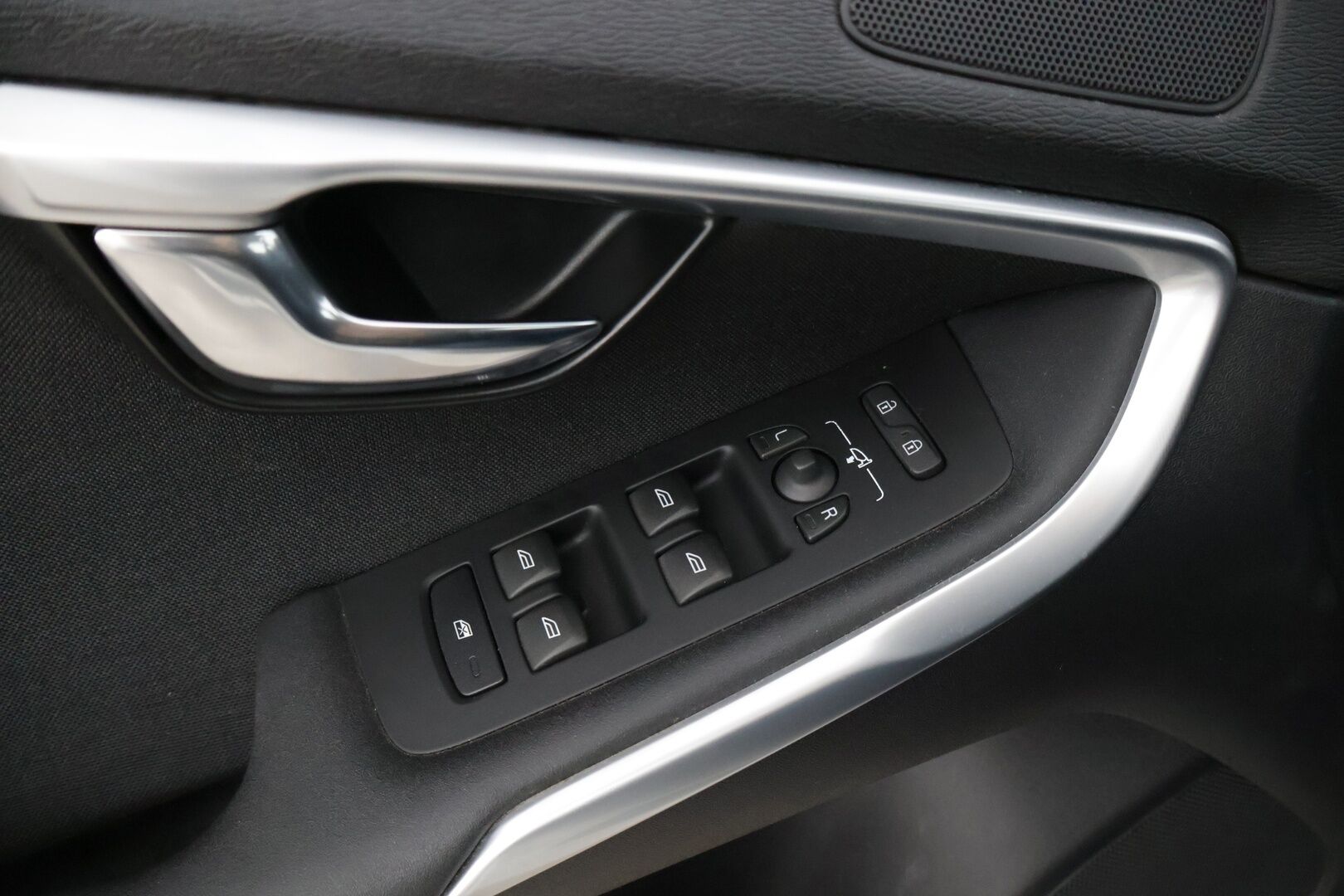 Volvo V40 2015 D2 Momentum * YritysOutlet - Myydään vain yrityksille / Jakohihna tehty 206tkm / Webasto / BT / Vakkari / Xenon * - *Katsastettu 19.9.2025 / Fiksu peli pikku laitolla! / Kahdet renkaat*