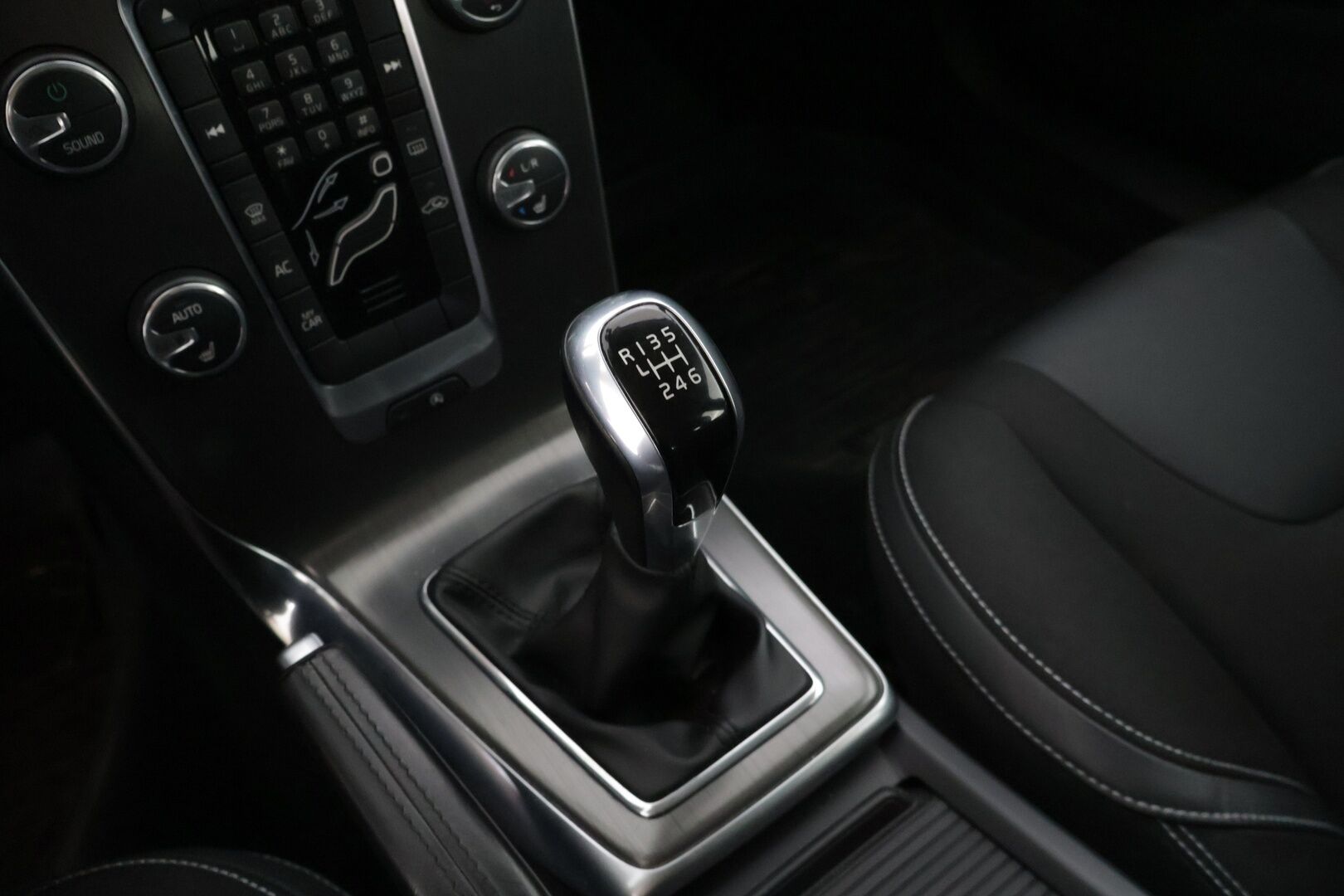 Volvo V40 2015 D2 Momentum * YritysOutlet - Myydään vain yrityksille / Jakohihna tehty 206tkm / Webasto / BT / Vakkari / Xenon * - *Katsastettu 19.9.2025 / Fiksu peli pikku laitolla! / Kahdet renkaat*