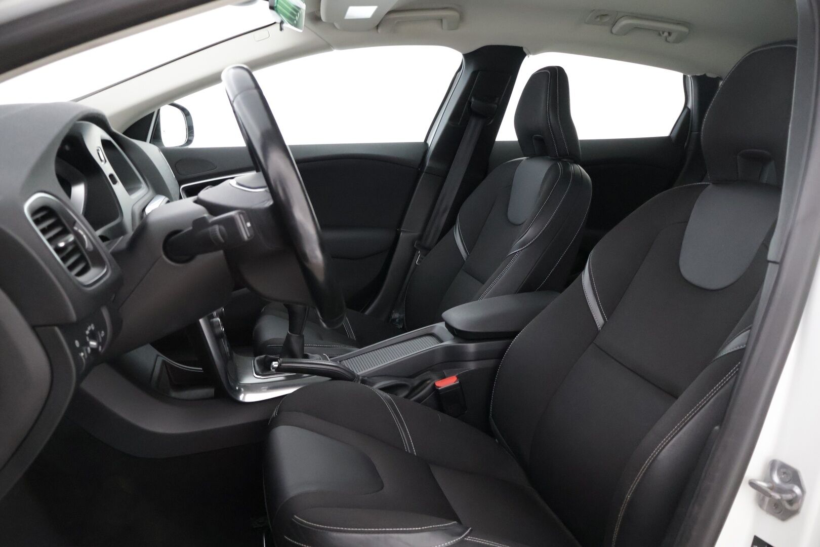 Volvo V40 2015 D2 Momentum * YritysOutlet - Myydään vain yrityksille / Jakohihna tehty 206tkm / Webasto / BT / Vakkari / Xenon * - *Katsastettu 19.9.2025 / Fiksu peli pikku laitolla! / Kahdet renkaat*