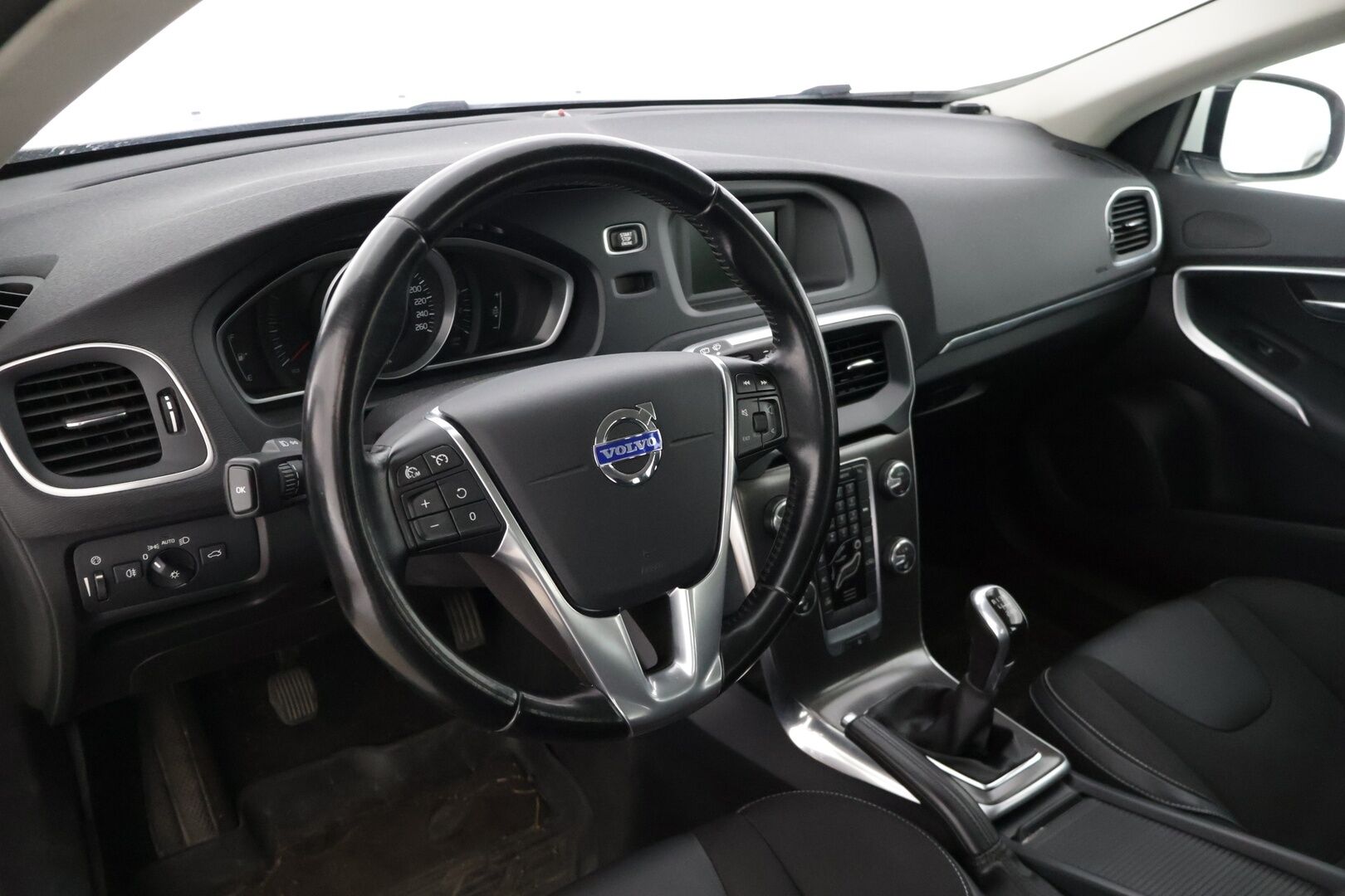 Volvo V40 2015 D2 Momentum * YritysOutlet - Myydään vain yrityksille / Jakohihna tehty 206tkm / Webasto / BT / Vakkari / Xenon * - *Katsastettu 19.9.2025 / Fiksu peli pikku laitolla! / Kahdet renkaat*
