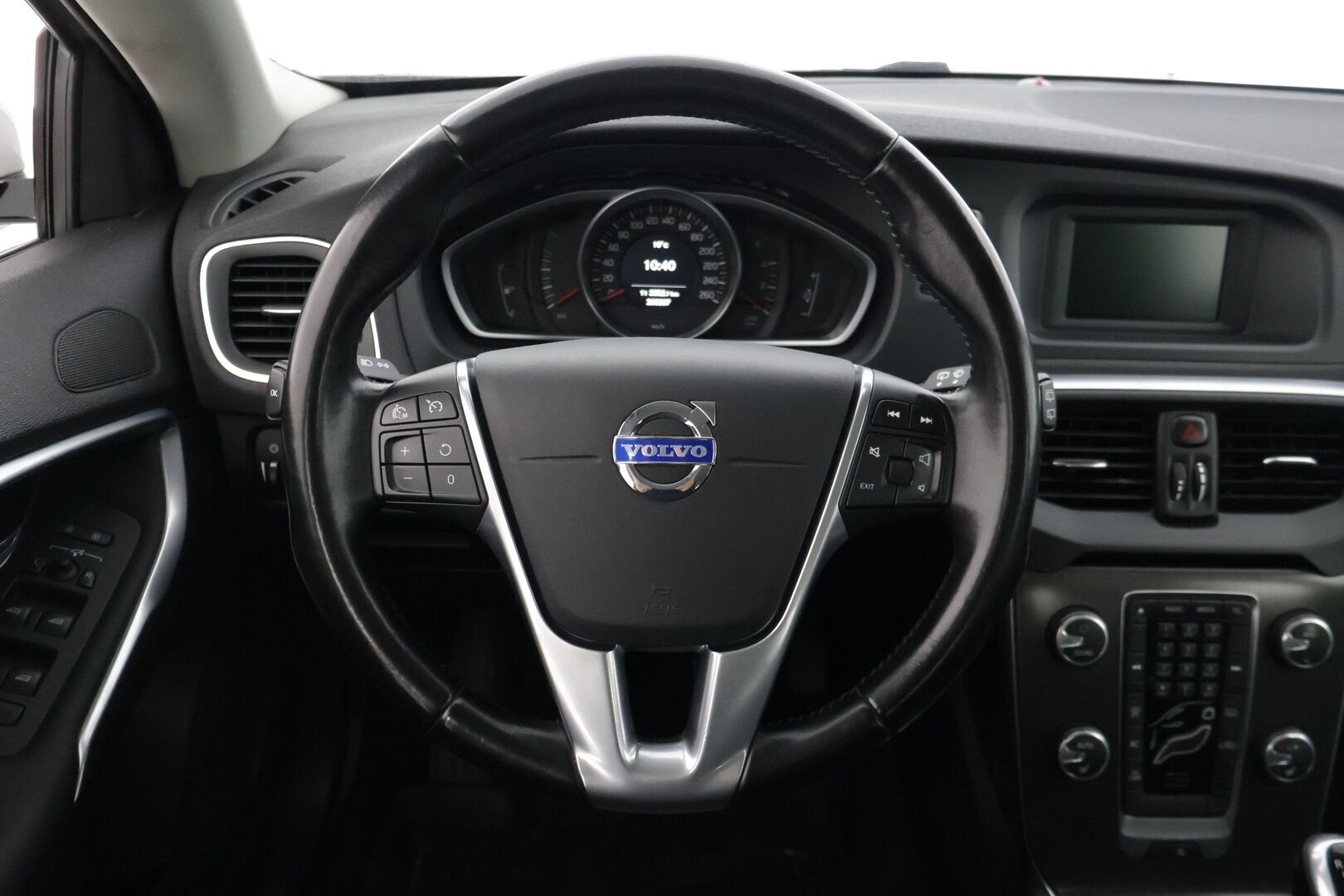Volvo V40 2014 D2 Momentum * YritysOutlet - Myydään vain yrityksille / Jakohihna tehty 206tkm / Webasto / BT / Vakkari / Xenon * - *Katsastettu 19.9.2025 / Fiksu peli pikku laitolla! / Kahdet renkaat*