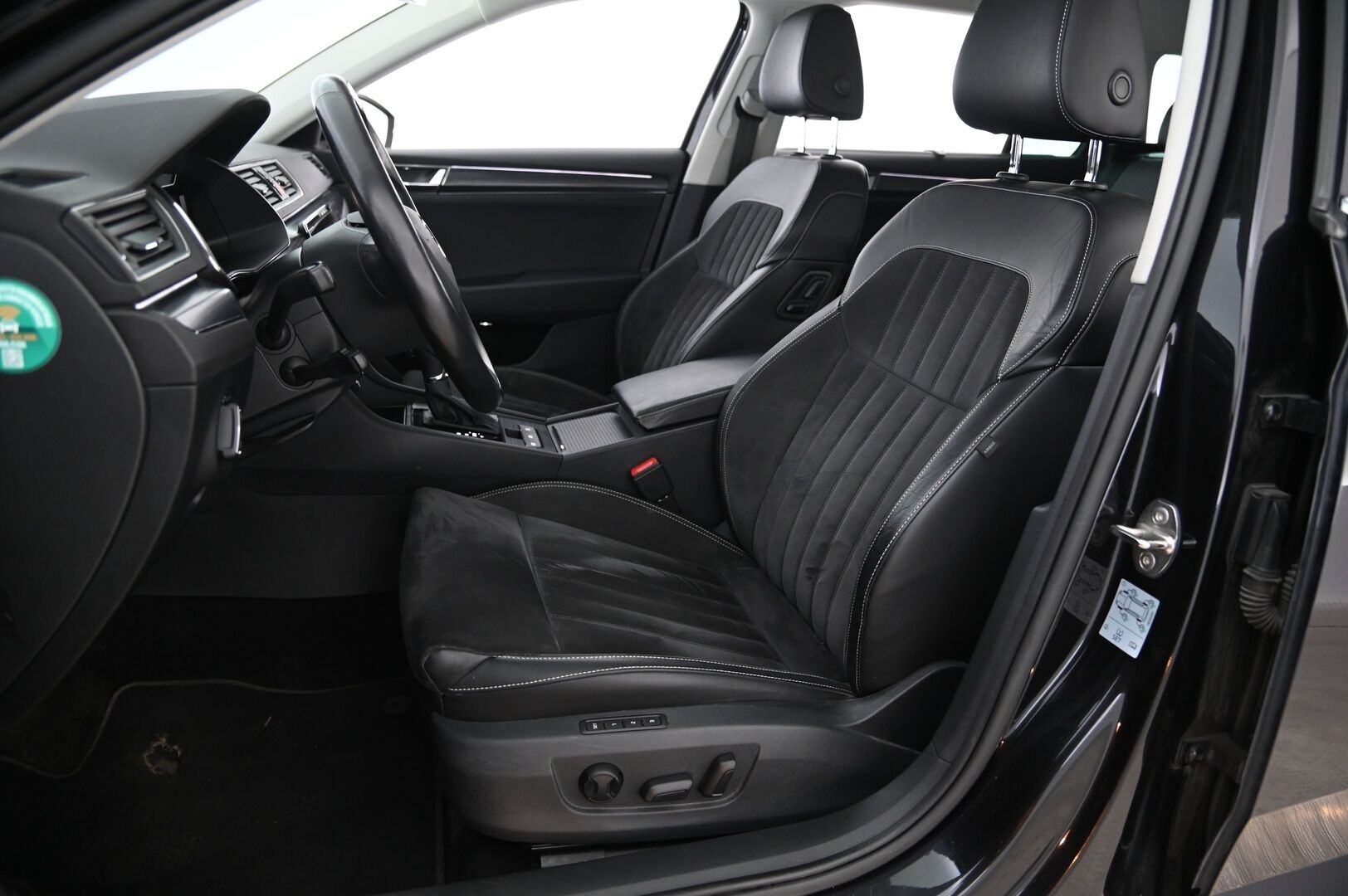 Skoda Superb 2020 Combi 1,4 TSI PHEV Style iV DSG Autom. *ACC / Webasto / Crystal / Skoda Sound System / Muistipenkki / Koukku / Kamera* - Lämmitettävä tuulilasi / Lämpöratti / Penkinlämmitys edessä ja takana / Digimittari /  / Bliss / Nahka-Alcantara