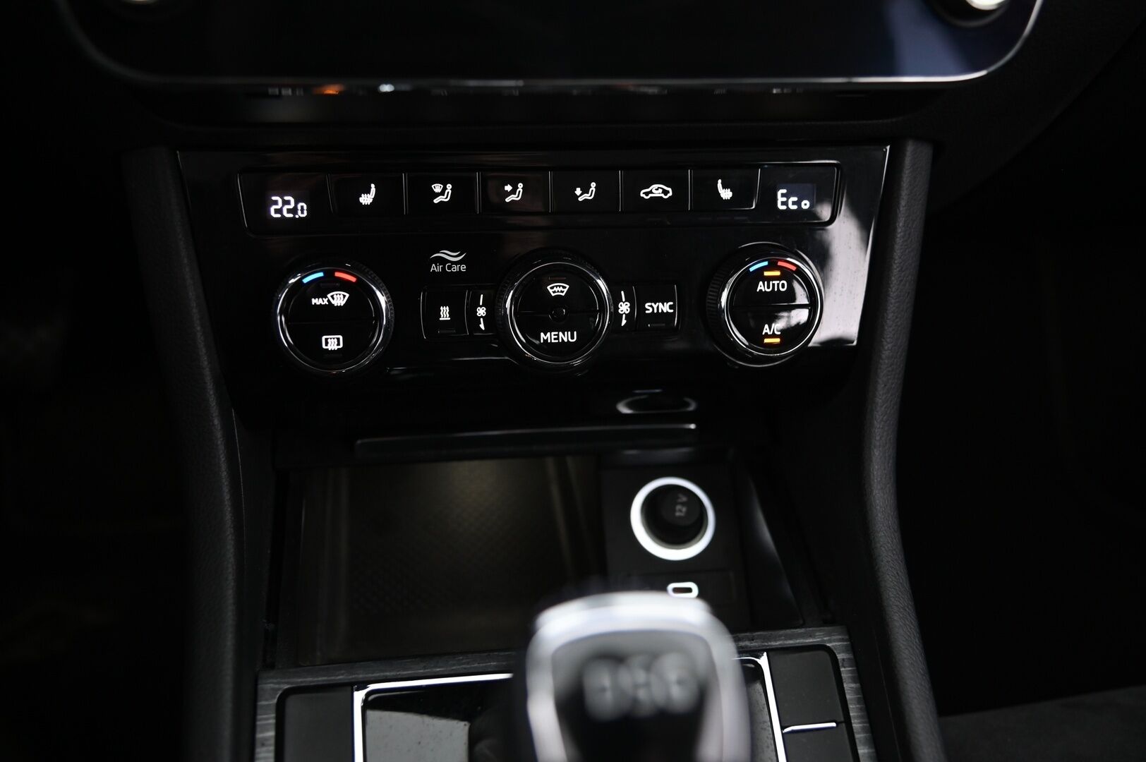 Skoda Superb 2020 Combi 1,4 TSI PHEV Style iV DSG Autom. *ACC / Webasto / Crystal / Skoda Sound System / Muistipenkki / Koukku / Kamera* - Lämmitettävä tuulilasi / Lämpöratti / Penkinlämmitys edessä ja takana / Digimittari /  / Bliss / Nahka-Alcantara