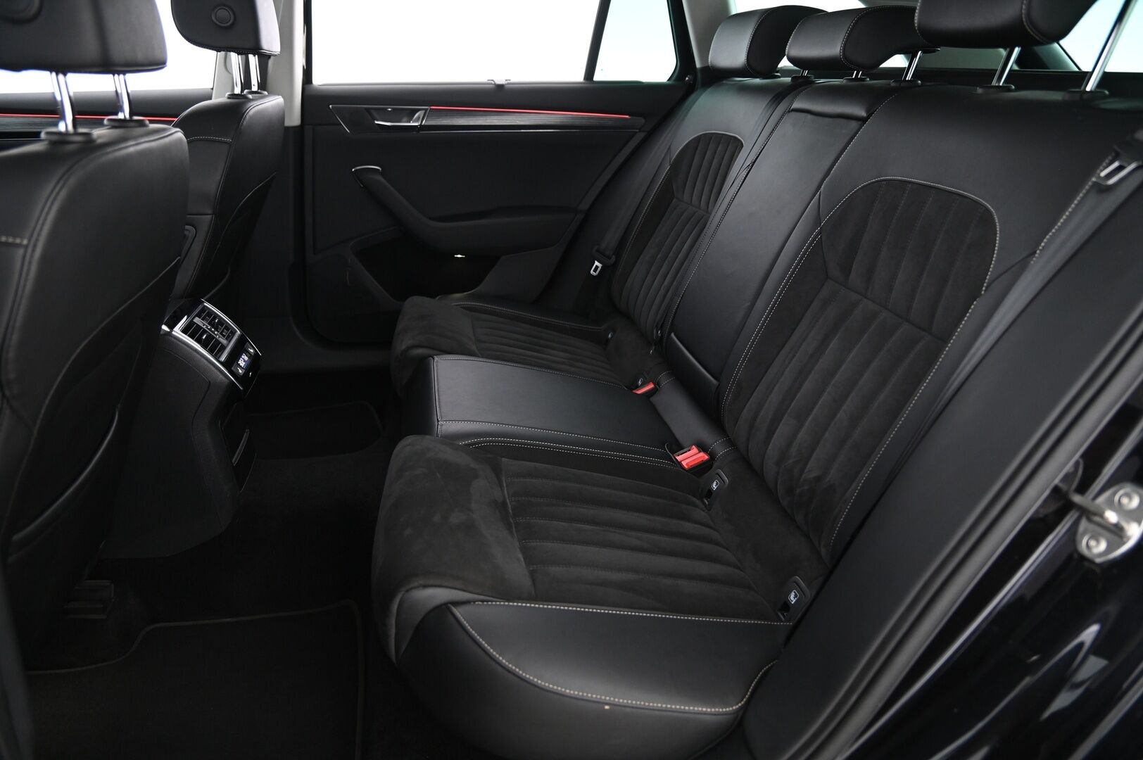 Skoda Superb 2020 Combi 1,4 TSI PHEV Style iV DSG Autom. *ACC / Webasto / Crystal / Skoda Sound System / Muistipenkki / Koukku / Kamera* - Lämmitettävä tuulilasi / Lämpöratti / Penkinlämmitys edessä ja takana / Digimittari /  / Bliss / Nahka-Alcantara