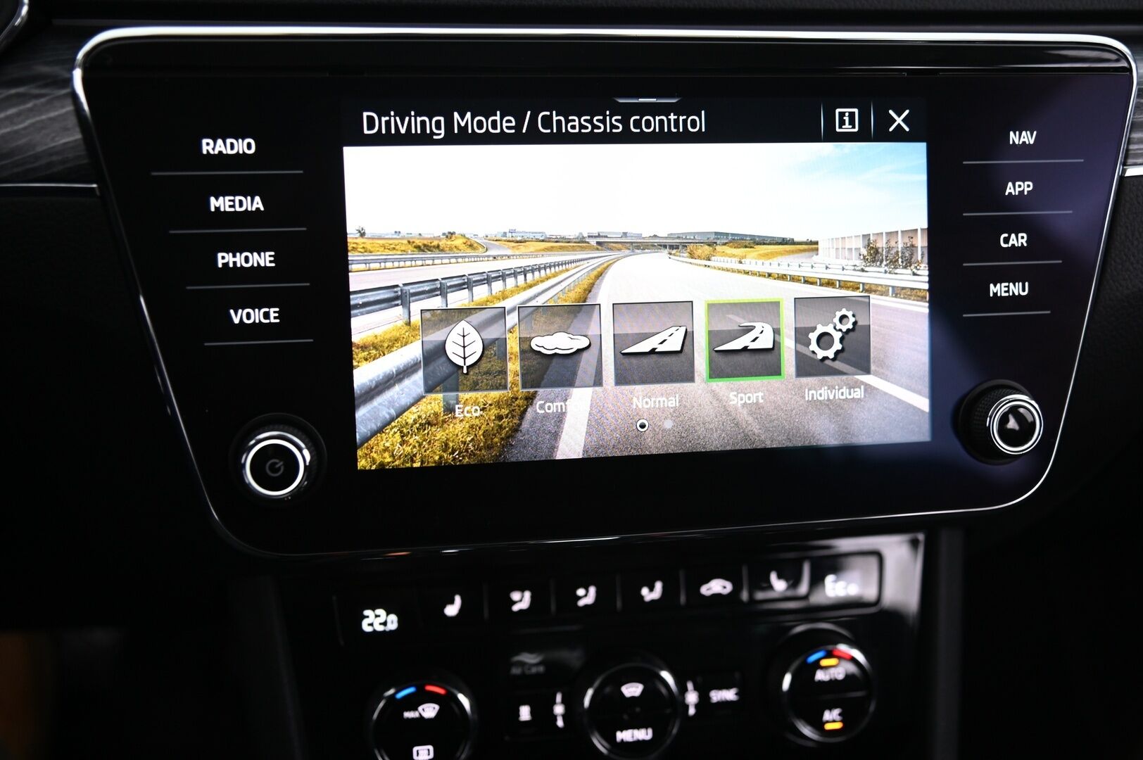 Skoda Superb 2020 Combi 1,4 TSI PHEV Style iV DSG Autom. *ACC / Webasto / Crystal / Skoda Sound System / Muistipenkki / Koukku / Kamera* - Lämmitettävä tuulilasi / Lämpöratti / Penkinlämmitys edessä ja takana / Digimittari /  / Bliss / Nahka-Alcantara