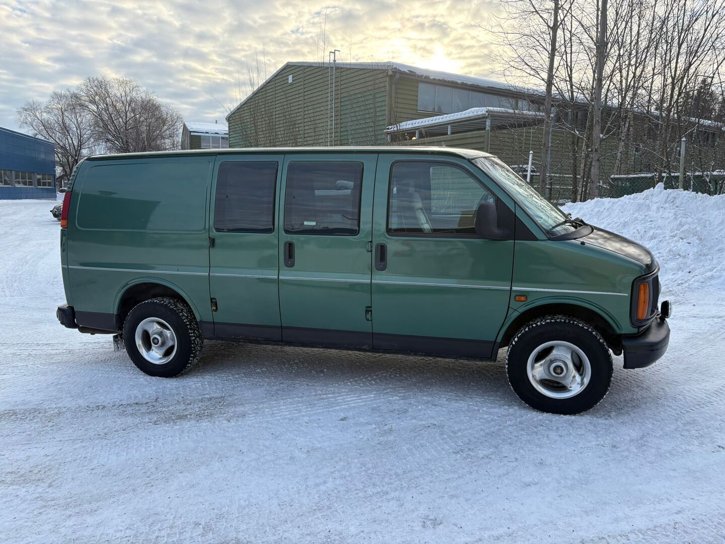 Chevrolet Chevy Van 1999 Starcraft LX 6,5TD V8 AT (2+3h)*YritysOutlet - Myydään vain yrityksille* Suomiauto / Vetokoukku / 2x renkaat / Siisti!* - – Tämä auto myydään YritysOutlet -valikoimasta vain yritykselle