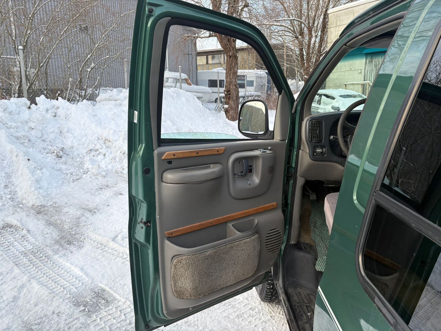 Chevrolet Chevy Van 1999 Starcraft LX 6,5TD V8 AT (2+3h)*YritysOutlet - Myydään vain yrityksille* Suomiauto / Vetokoukku / 2x renkaat / Siisti!* - – Tämä auto myydään YritysOutlet -valikoimasta vain yritykselle