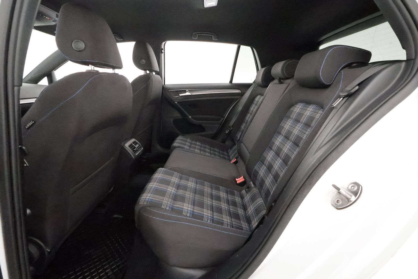 Volkswagen Golf 2018 GTE Plug-In Hybrid 150 kW DSG-automaatti **Webasto / Adapt.Vakkari / P.Tutkat / LED-valot / Navi / Digimittaristo** - 2x Laturi / 2x Renkaat