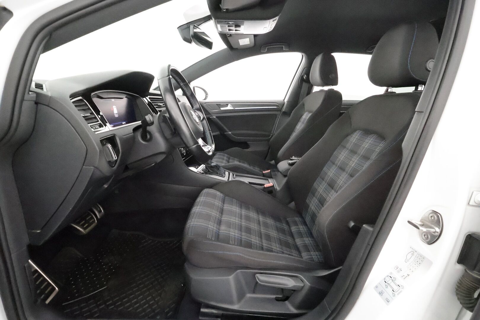 Volkswagen Golf 2018 GTE Plug-In Hybrid 150 kW DSG-automaatti **Webasto / Adapt.Vakkari / P.Tutkat / LED-valot / Navi / Digimittaristo** - 2x Laturi / 2x Renkaat