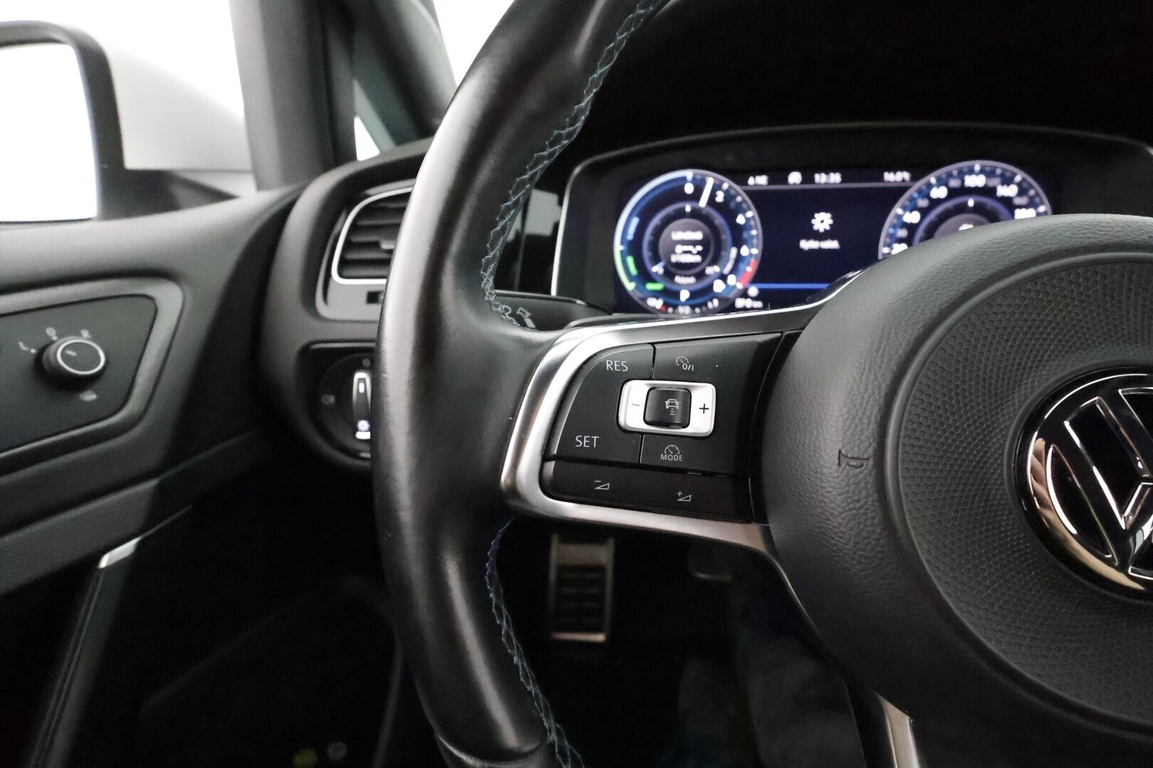Volkswagen Golf 2018 GTE Plug-In Hybrid 150 kW DSG-automaatti **Webasto / Adapt.Vakkari / P.Tutkat / LED-valot / Navi / Digimittaristo** - 2x Laturi / 2x Renkaat