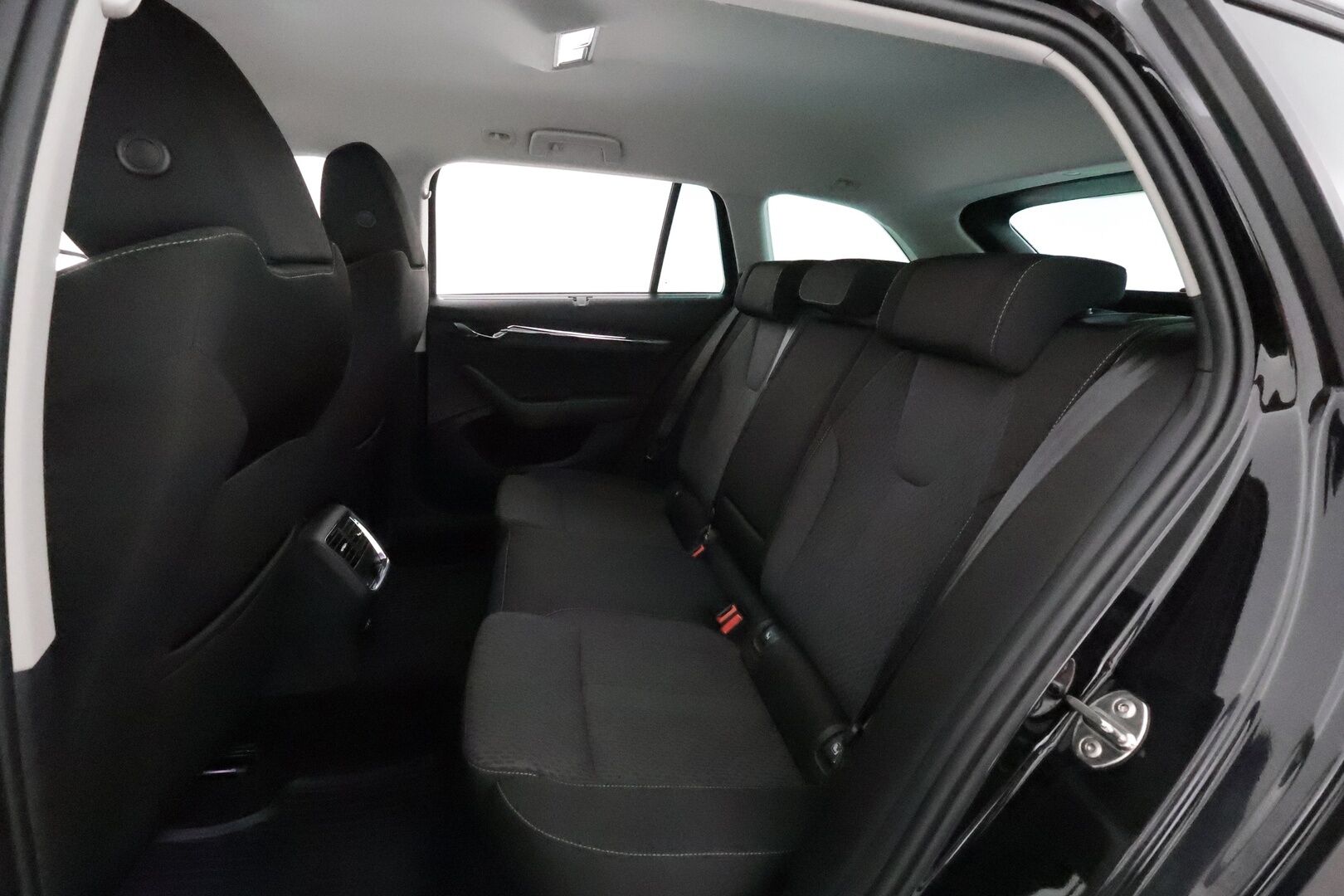 Skoda Octavia 2022 Combi 1.0 TSI Style eTEC DSG Autom. **Adapt.vakkari / Matrix LED / Muistipenkki / Koukku / P.kamera / Digimittaristo / Webasto** - Suomi-auto / Kahdet renkaat aluvanteilla / Penkinlämmittimet takana / Digimittaristo / Tuulilasin ja ratin lämmitin