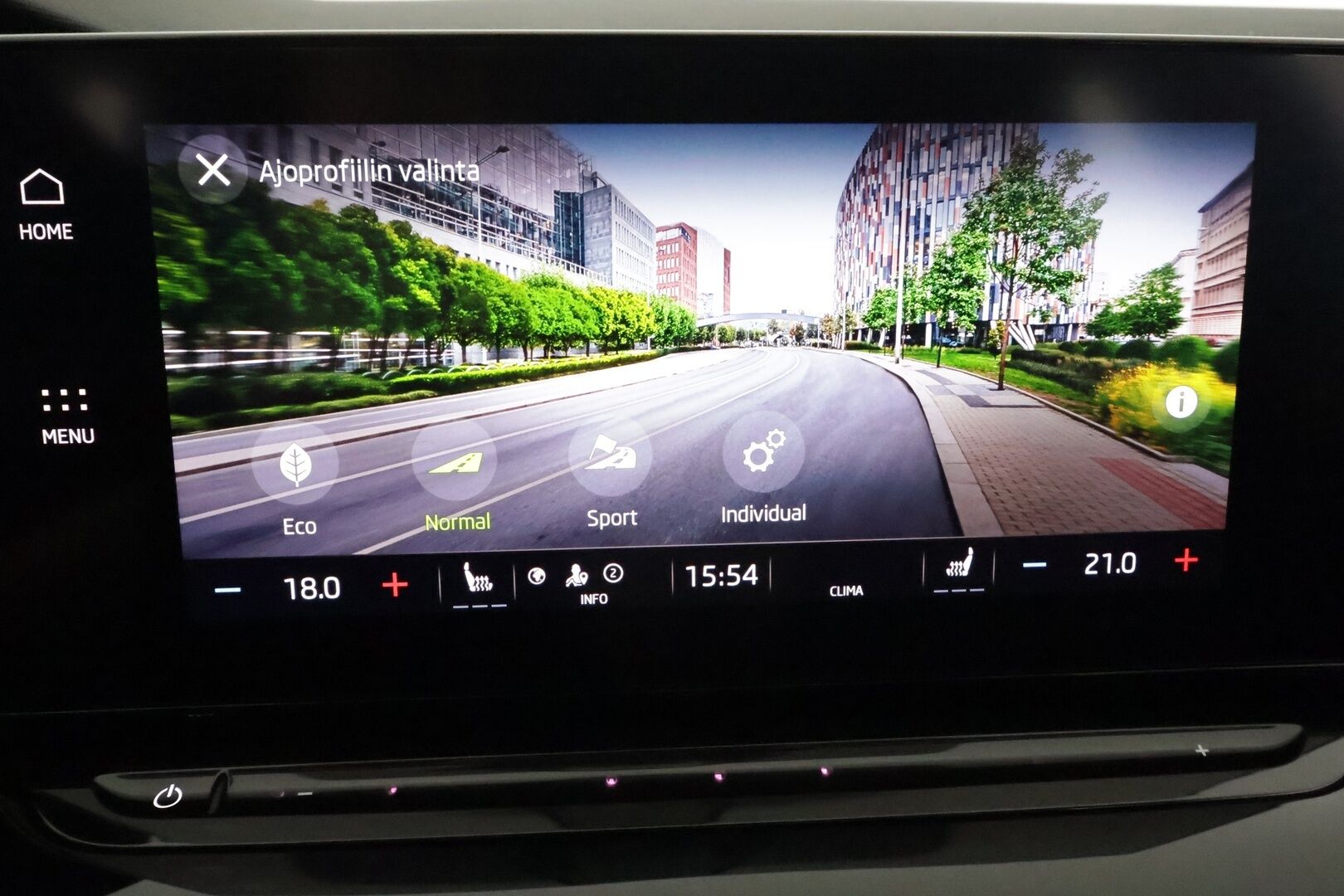 Skoda Octavia 2022 Combi 1.0 TSI Style eTEC DSG Autom. **Adapt.vakkari / Matrix LED / Muistipenkki / Koukku / P.kamera / Digimittaristo / Webasto** - Suomi-auto / Kahdet renkaat aluvanteilla / Penkinlämmittimet takana / Digimittaristo / Tuulilasin ja ratin lämmitin