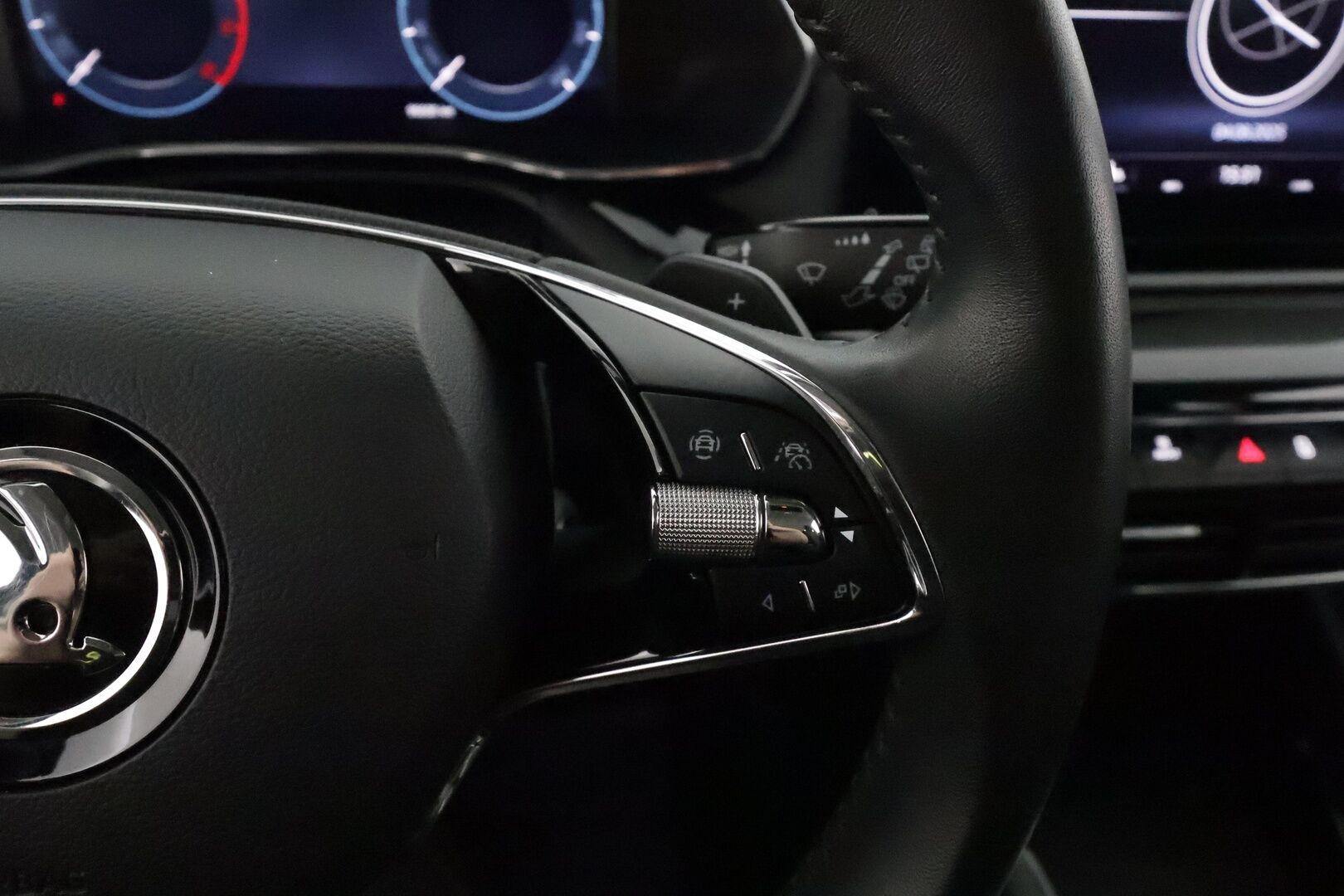 Skoda Octavia 2022 Combi 1.0 TSI Style eTEC DSG Autom. **Adapt.vakkari / Matrix LED / Muistipenkki / Koukku / P.kamera / Digimittaristo / Webasto** - Suomi-auto / Kahdet renkaat aluvanteilla / Penkinlämmittimet takana / Digimittaristo / Tuulilasin ja ratin lämmitin