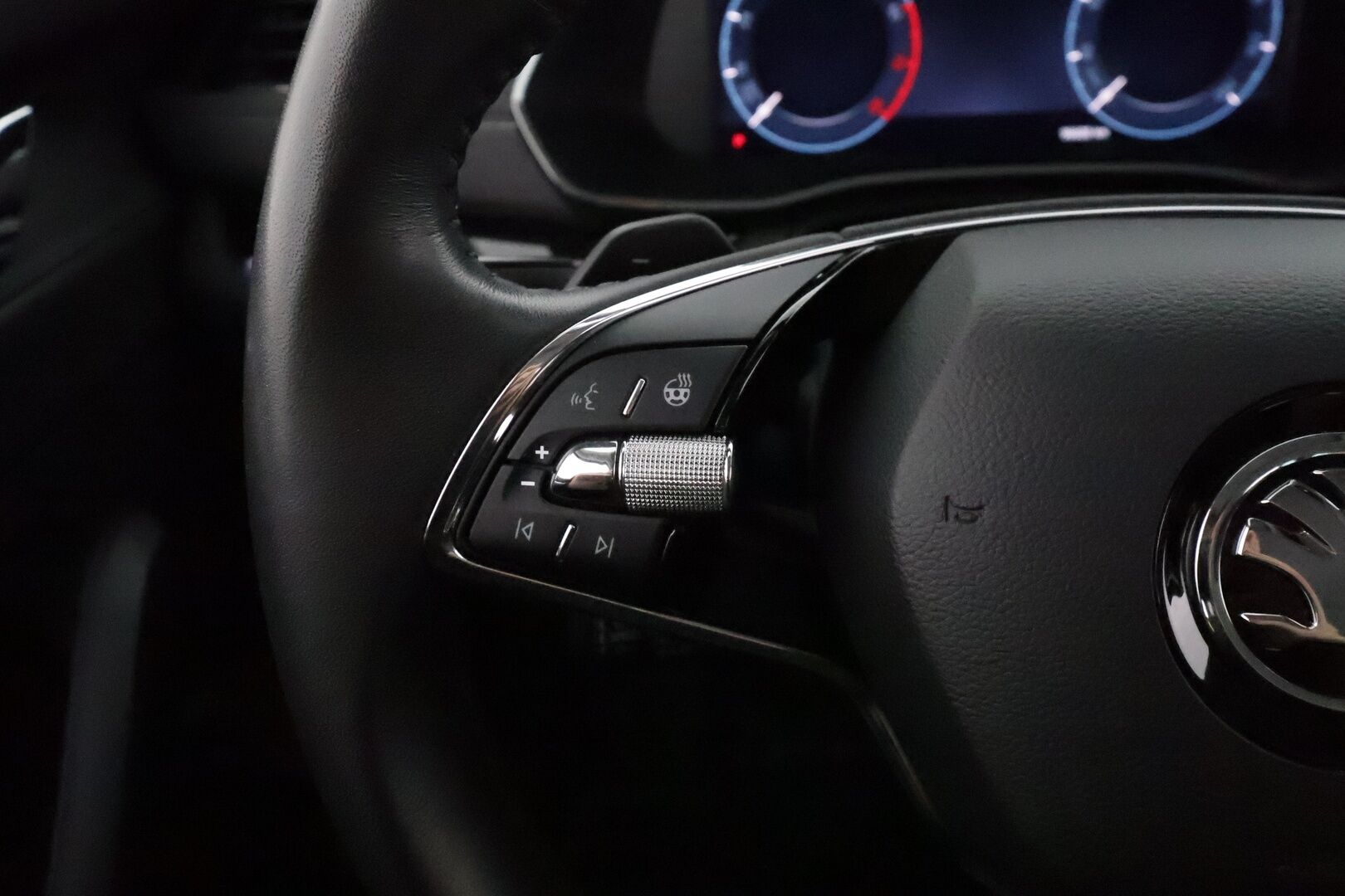Skoda Octavia 2022 Combi 1.0 TSI Style eTEC DSG Autom. **Adapt.vakkari / Matrix LED / Muistipenkki / Koukku / P.kamera / Digimittaristo / Webasto** - Suomi-auto / Kahdet renkaat aluvanteilla / Penkinlämmittimet takana / Digimittaristo / Tuulilasin ja ratin lämmitin