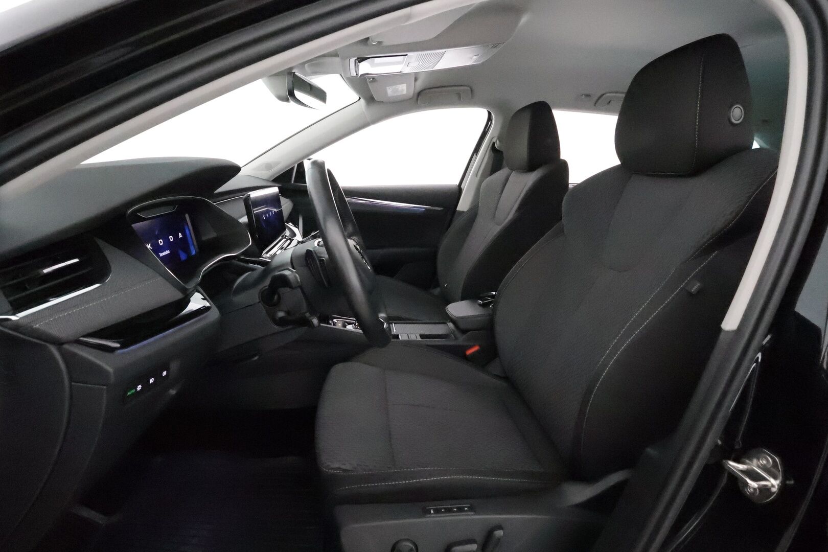 Skoda Octavia 2022 Combi 1.0 TSI Style eTEC DSG Autom. **Adapt.vakkari / Matrix LED / Muistipenkki / Koukku / P.kamera / Digimittaristo / Webasto** - Suomi-auto / Kahdet renkaat aluvanteilla / Penkinlämmittimet takana / Digimittaristo / Tuulilasin ja ratin lämmitin