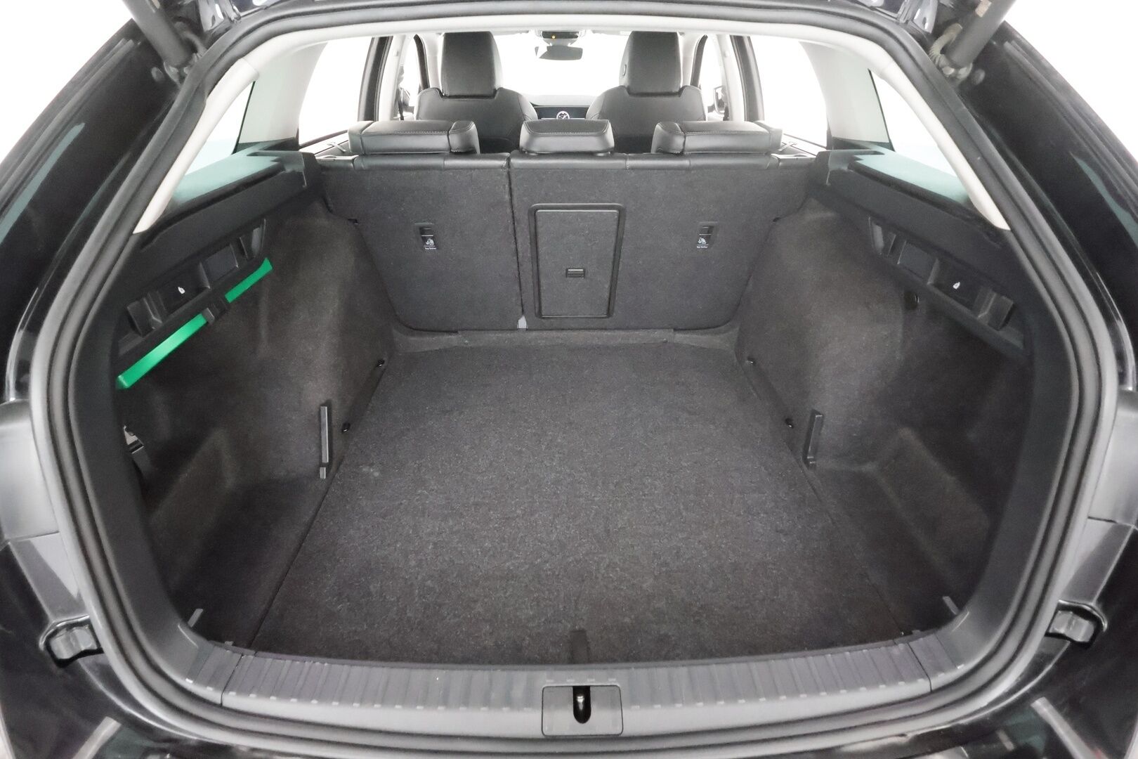 Skoda Octavia 2022 Combi 2.0 TSI 190 4x4 Style DSG * ACC / Webasto / Matrix LED / Navi / Muistipenkit / Sähköluukku / KeylessGo / HUD * - Suomi-auto / Kahdet renkaat aluvanteilla