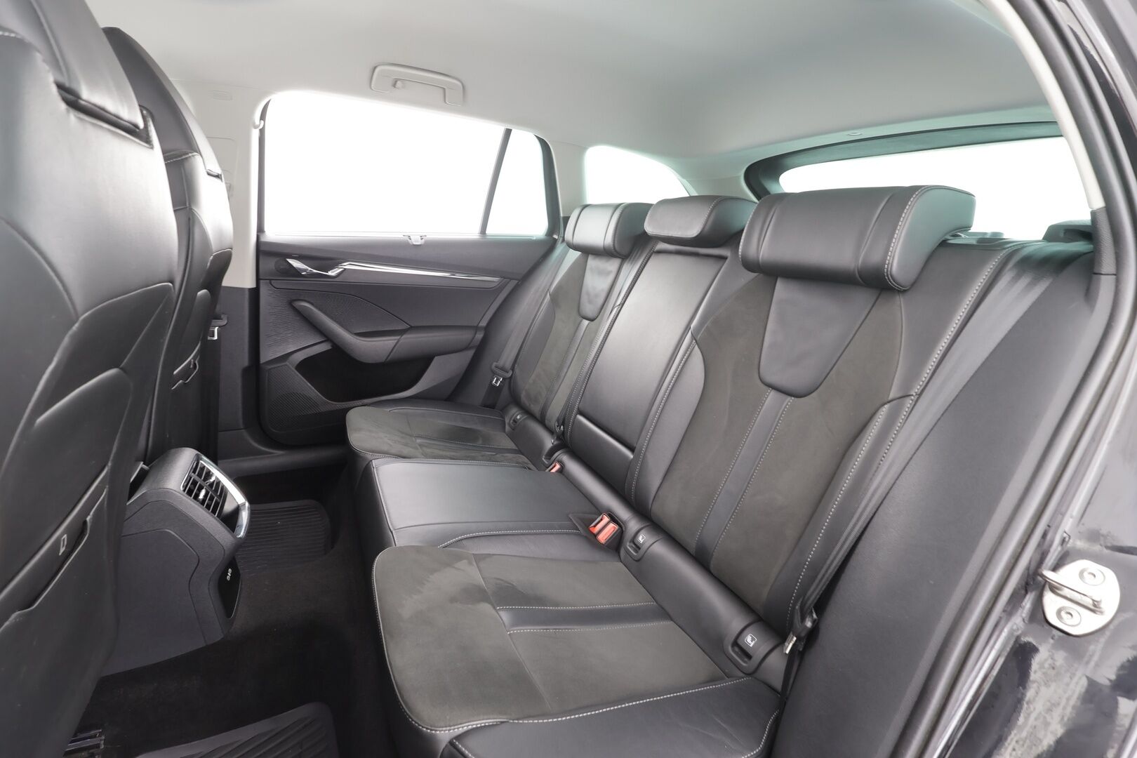 Skoda Octavia 2022 Combi 2.0 TSI 190 4x4 Style DSG * ACC / Webasto / Matrix LED / Navi / Muistipenkit / Sähköluukku / KeylessGo / HUD * - Suomi-auto / Kahdet renkaat aluvanteilla