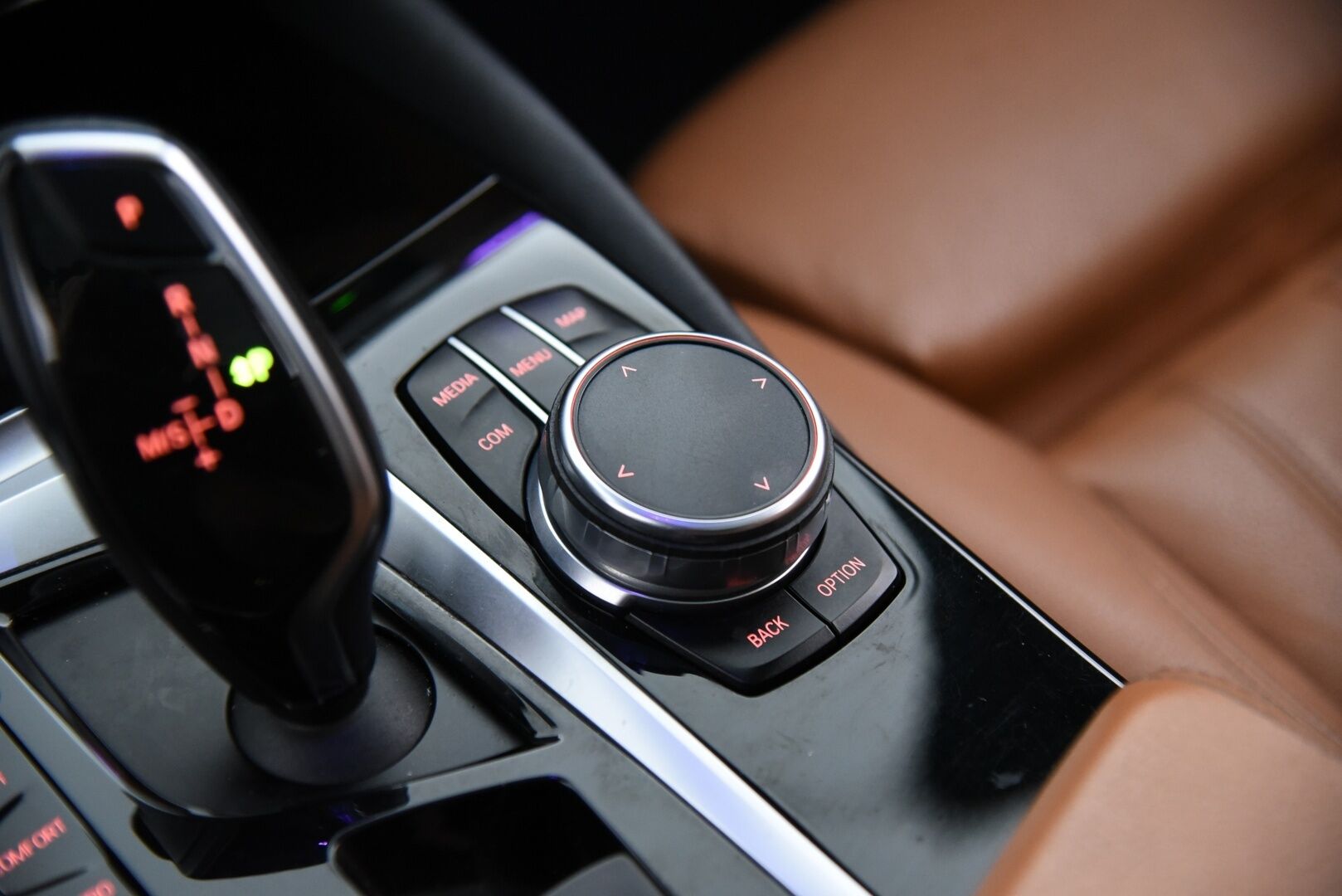BMW 530 2018 d xDrive G31 A Sport Line / BLIS / Navi / Panorama / Koukku / Nahat / P-kamera / Prof. Navi / Sähköluukku - Rattivaihteet / Tunnelmavalaistus / LED-ajovalot