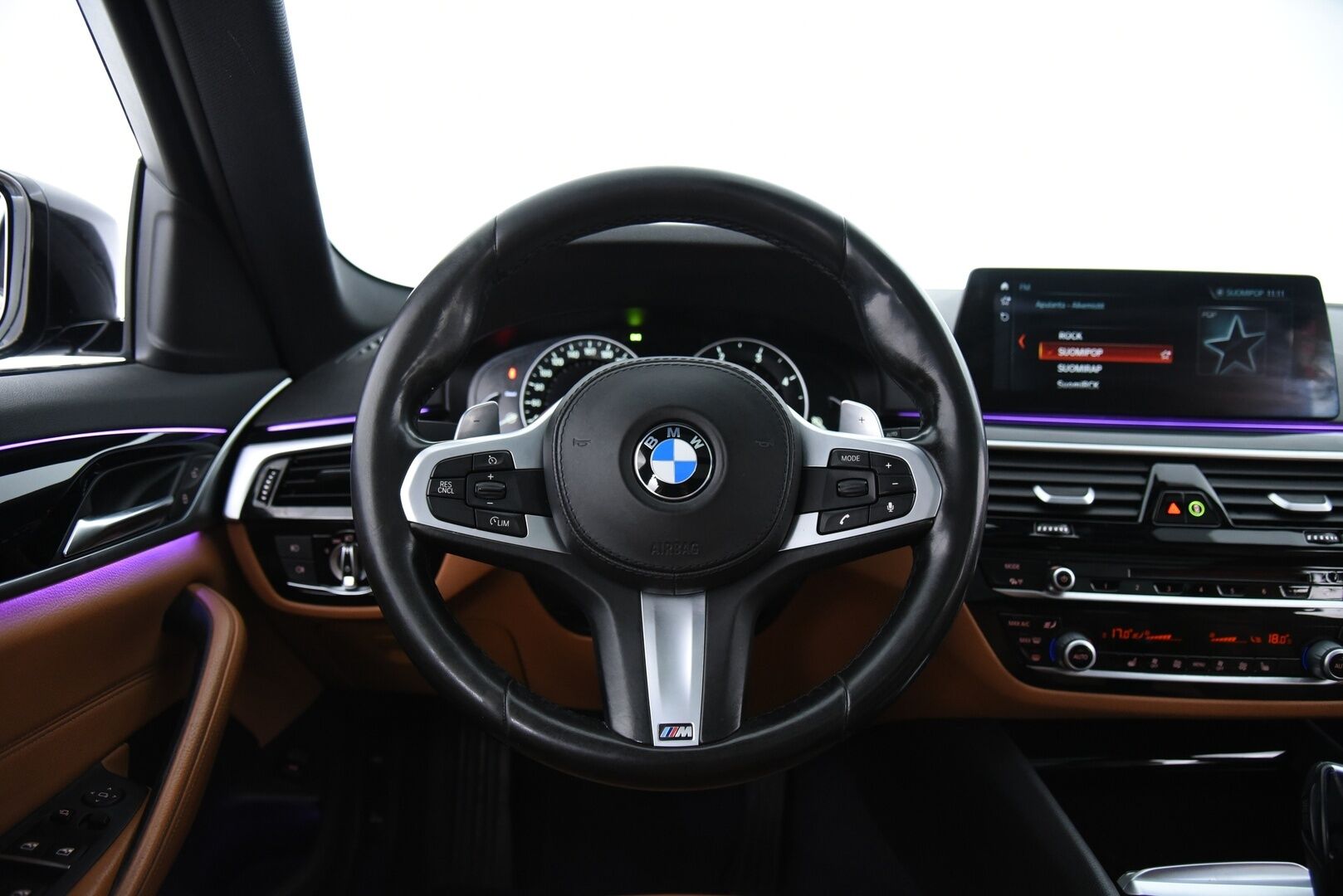 BMW 530 2018 d xDrive G31 A Sport Line / BLIS / Navi / Panorama / Koukku / Nahat / P-kamera / Prof. Navi / Sähköluukku - Rattivaihteet / Tunnelmavalaistus / LED-ajovalot