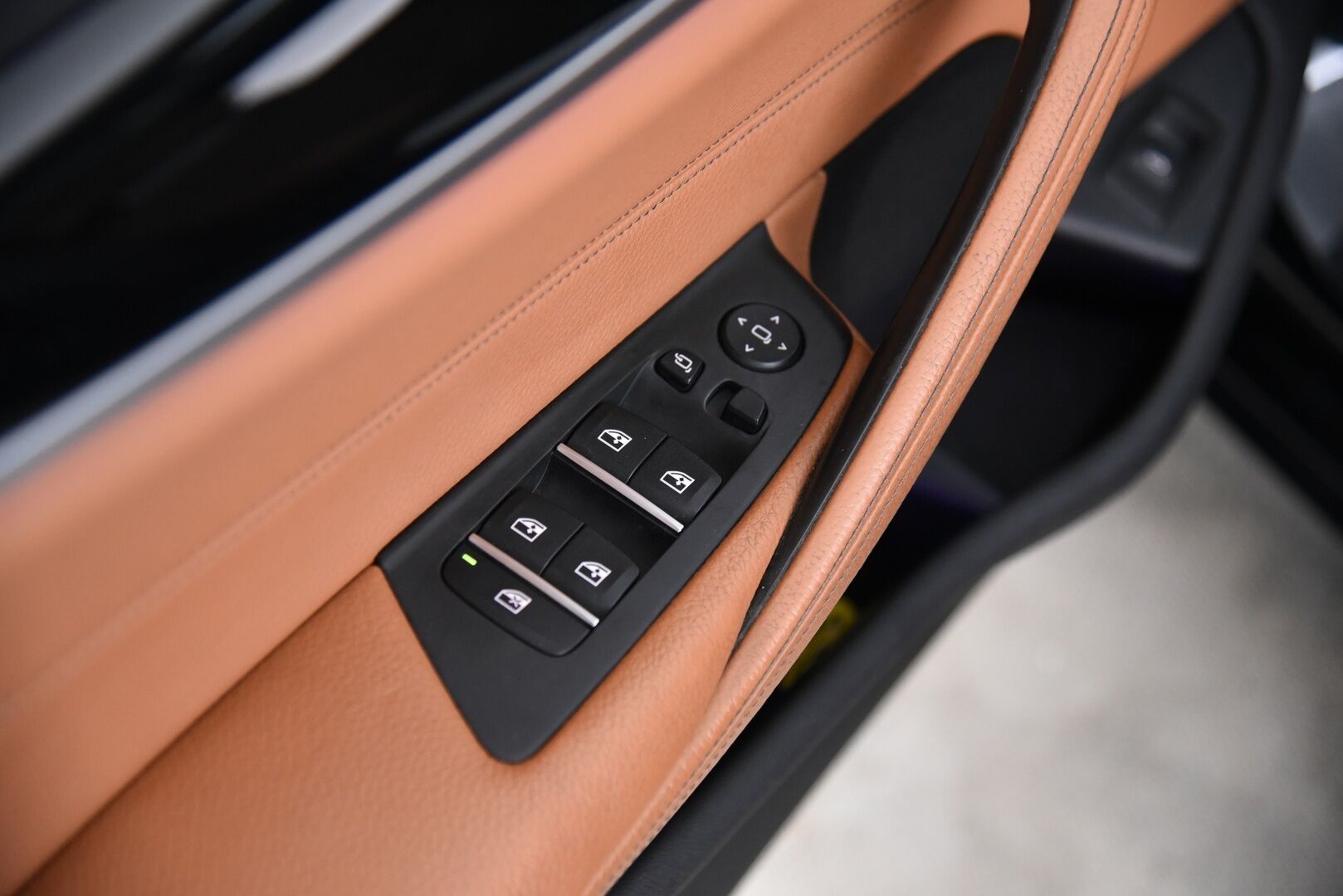 BMW 530 2018 d xDrive G31 A Sport Line / BLIS / Navi / Panorama / Koukku / Nahat / P-kamera / Prof. Navi / Sähköluukku - Rattivaihteet / Tunnelmavalaistus / LED-ajovalot