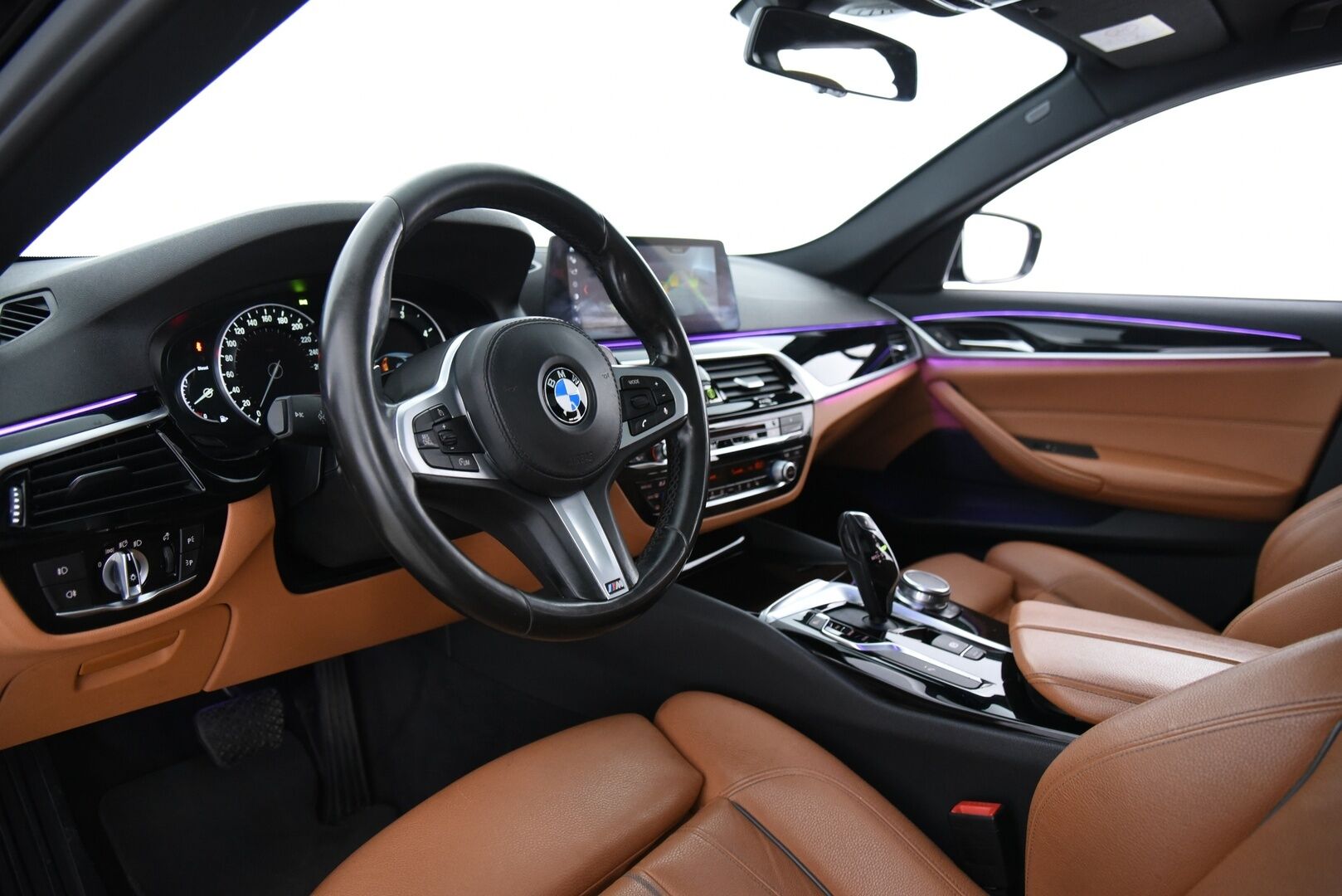 BMW 530 2018 d xDrive G31 A Sport Line / BLIS / Navi / Panorama / Koukku / Nahat / P-kamera / Prof. Navi / Sähköluukku - Rattivaihteet / Tunnelmavalaistus / LED-ajovalot