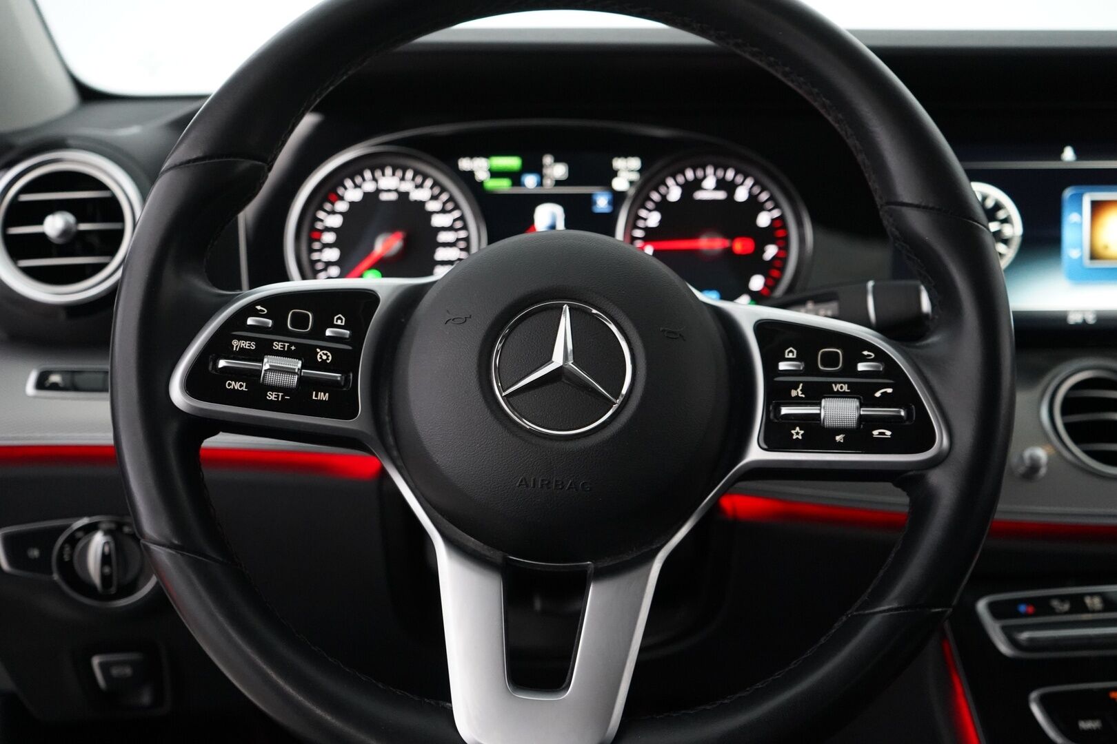 Mercedes-Benz E 2020 300 e A Business EQ Power - Vetokoukku | Night-paketti | Kamera | Sport-penkit | Puolinahat | Comad-Navi | Viimeisin huolto 01/2026 | Kahdet vanteet | SoH 86,9% | Night-paketti