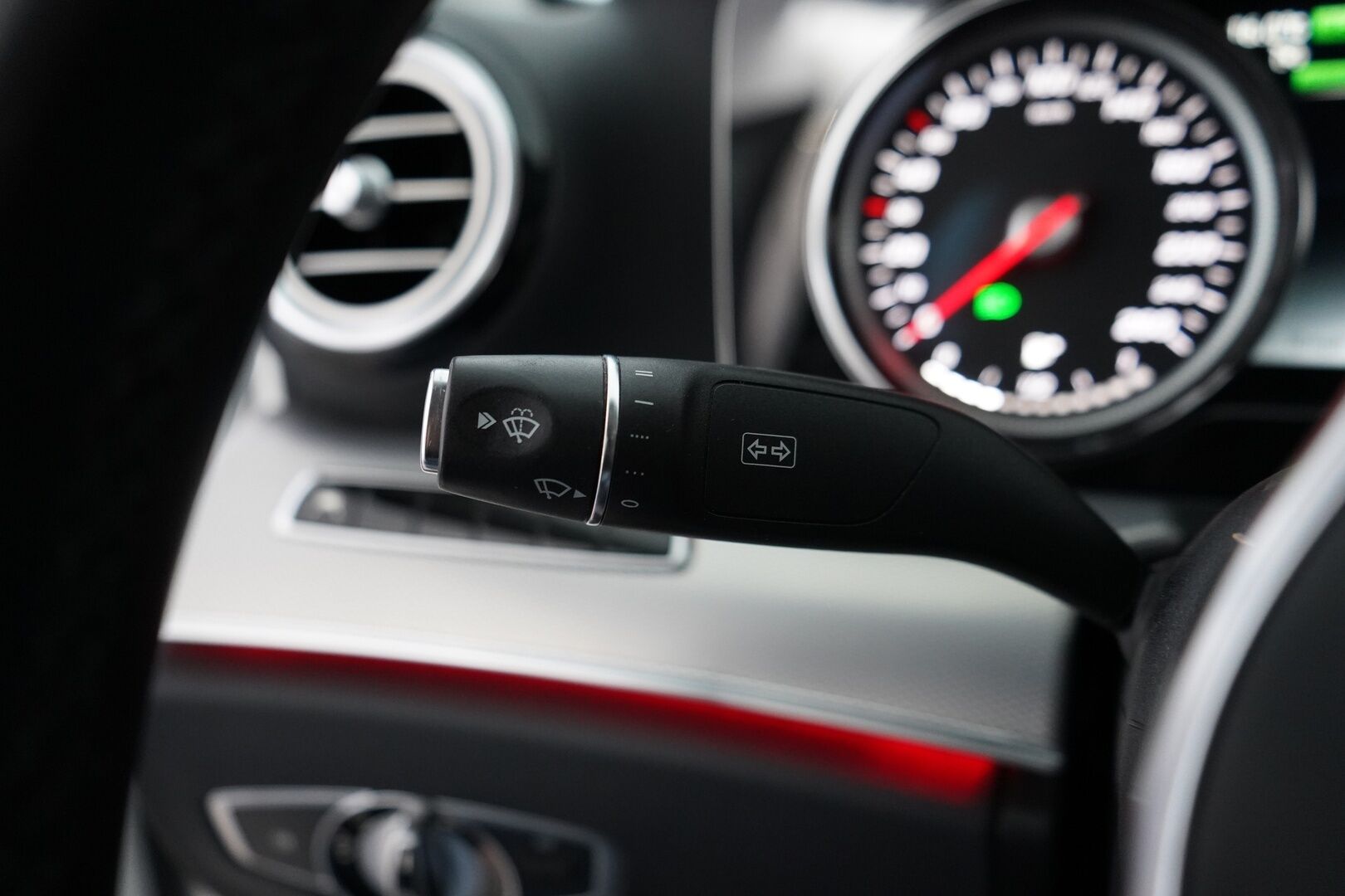 Mercedes-Benz E 2020 300 e A Business EQ Power *Koukku / Night-paketti / Kamera / Sport-penkit / Puolinahat / Comad-Navi* - Viimeisin huolto 01/2026 / Kahdet vanteet / Akku kuntotarkistettu / Night-paketti - HULLUT AVAJAISHULINAT KORKOTARJOUS 3,29 %