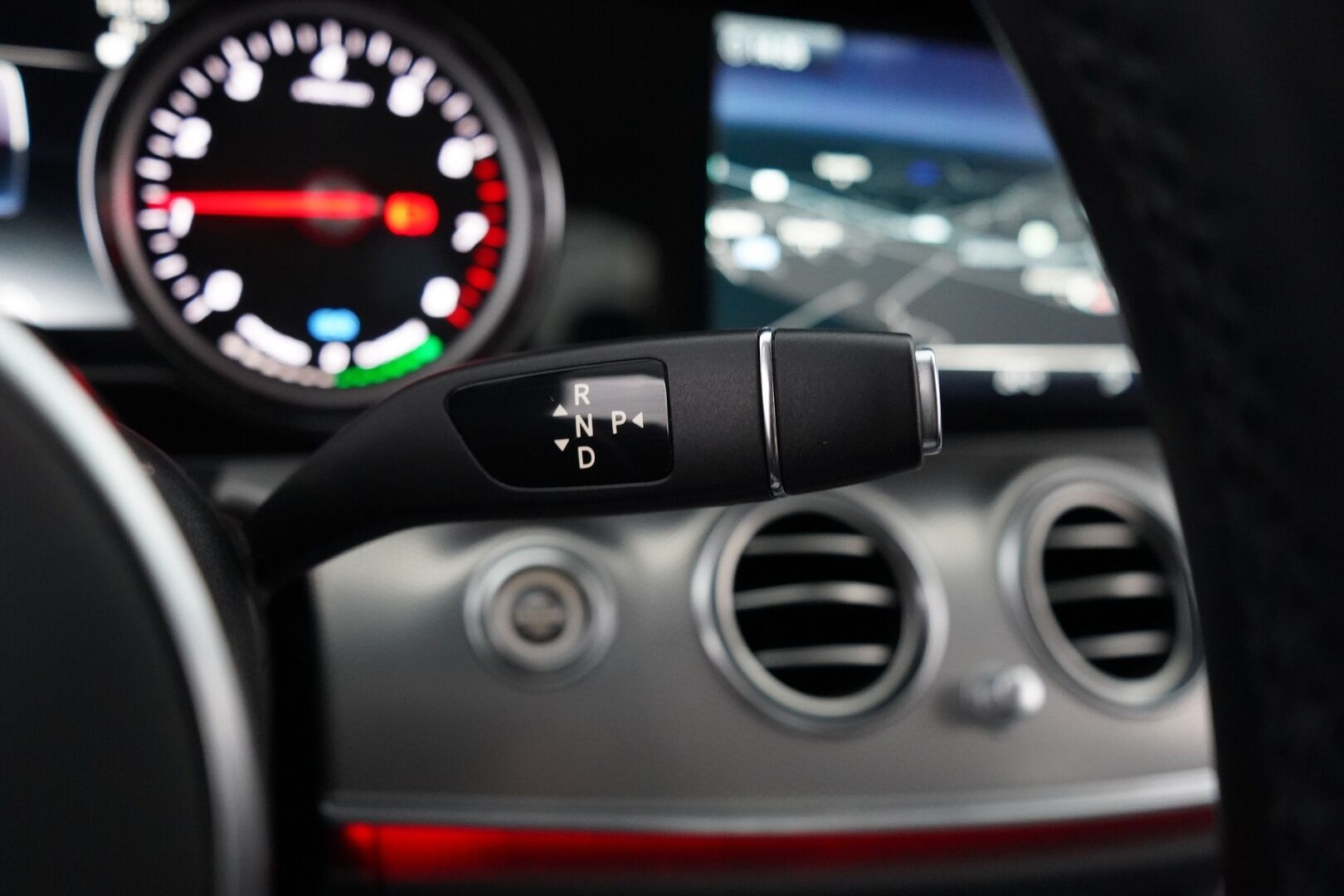 Mercedes-Benz E 2020 300 e A Business EQ Power - Vetokoukku | Night-paketti | Kamera | Sport-penkit | Puolinahat | Comad-Navi | Viimeisin huolto 01/2026 | Kahdet vanteet | SoH 86,9% | Night-paketti