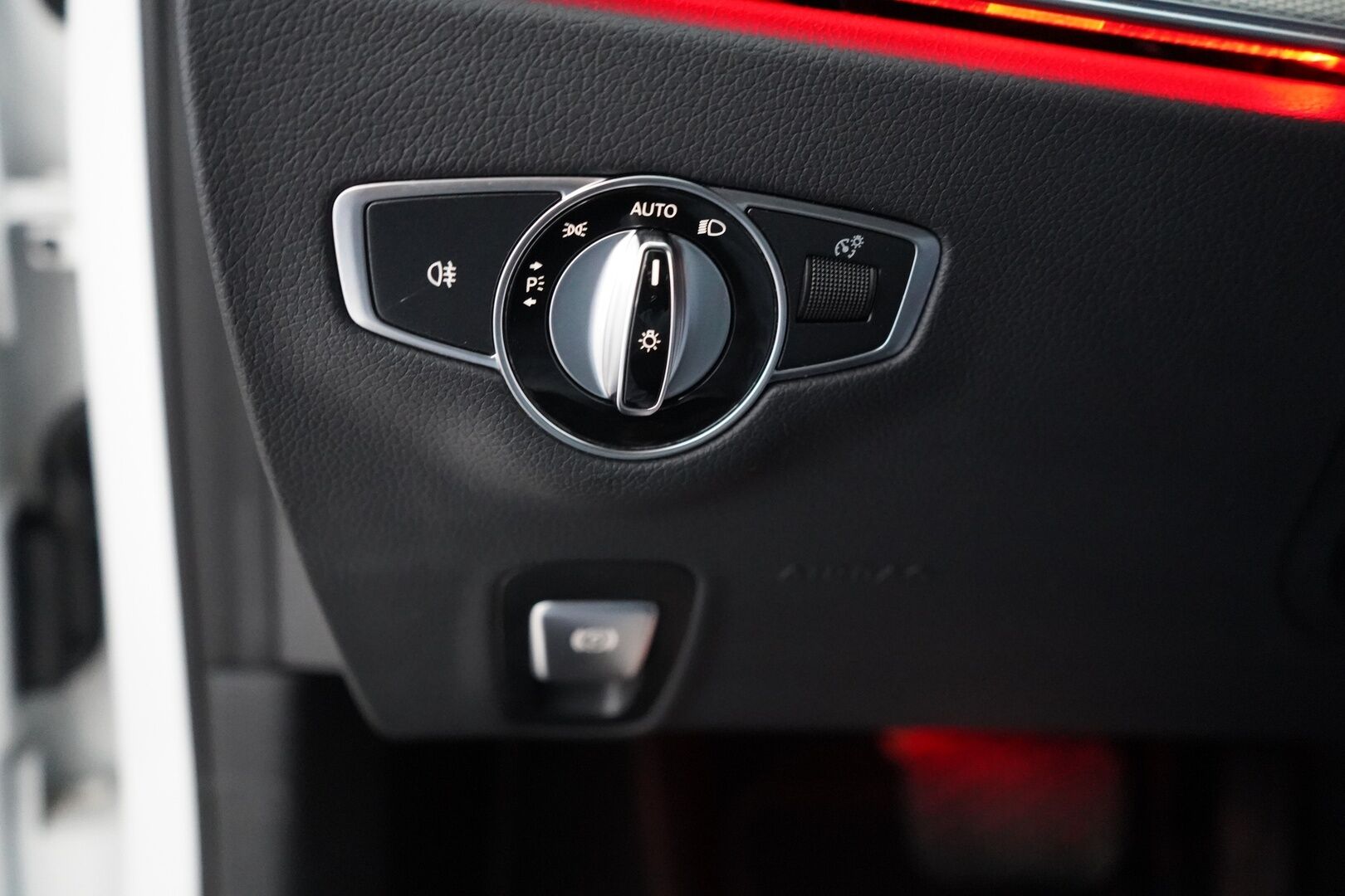 Mercedes-Benz E 2020 300 e A Business EQ Power *Koukku / Night-paketti / Kamera / Sport-penkit / Puolinahat / Comad-Navi* - Viimeisin huolto 01/2026 / Kahdet vanteet / Akku kuntotarkistettu / Night-paketti - HULLUT AVAJAISHULINAT KORKOTARJOUS 3,29 %