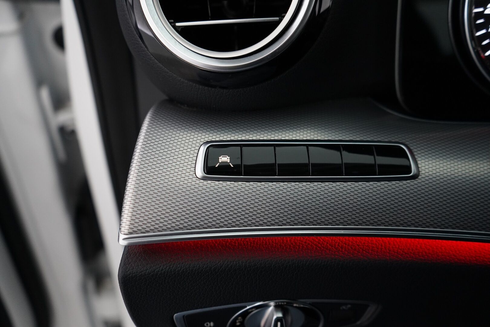 Mercedes-Benz E 2020 300 e A Business EQ Power *Koukku / Night-paketti / Kamera / Sport-penkit / Puolinahat / Comad-Navi* - Viimeisin huolto 01/2026 / Kahdet vanteet / Akku kuntotarkistettu / Night-paketti - HULLUT AVAJAISHULINAT KORKOTARJOUS 3,29 %