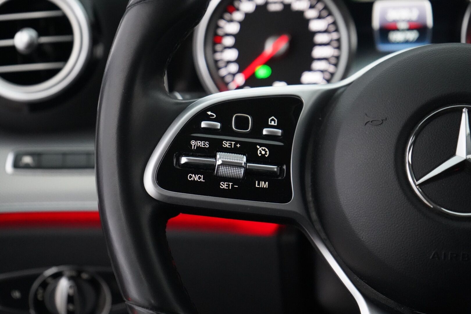 Mercedes-Benz E 2020 300 e A Business EQ Power *Koukku / Night-paketti / Kamera / Sport-penkit / Puolinahat / Comad-Navi* - Viimeisin huolto 01/2026 / Kahdet vanteet / Akku kuntotarkistettu / Night-paketti