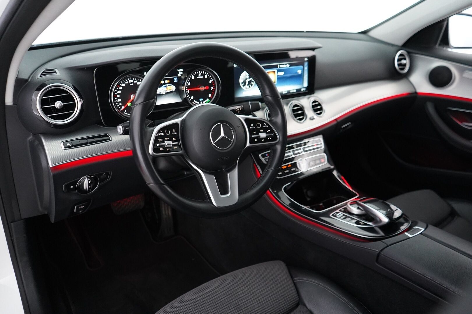 Mercedes-Benz E 2020 300 e A Business EQ Power - Vetokoukku | Night-paketti | Kamera | Sport-penkit | Puolinahat | Comad-Navi | Viimeisin huolto 01/2026 | Kahdet vanteet | SoH 86,9% | Night-paketti
