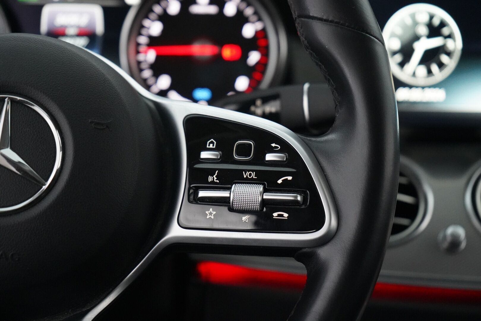 Mercedes-Benz E 2020 300 e A Business EQ Power *Koukku / Night-paketti / Kamera / Sport-penkit / Puolinahat / Comad-Navi* - Viimeisin huolto 01/2026 / Kahdet vanteet / Akku kuntotarkistettu / Night-paketti