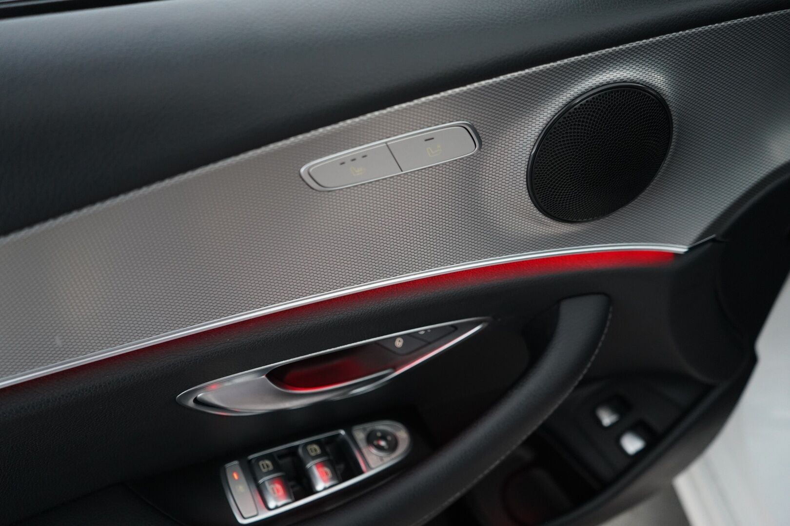 Mercedes-Benz E 2020 300 e A Business EQ Power *Koukku / Night-paketti / Kamera / Sport-penkit / Puolinahat / Comad-Navi* - Viimeisin huolto 01/2026 / Kahdet vanteet / Akku kuntotarkistettu / Night-paketti - HULLUT AVAJAISHULINAT KORKOTARJOUS 3,29 %