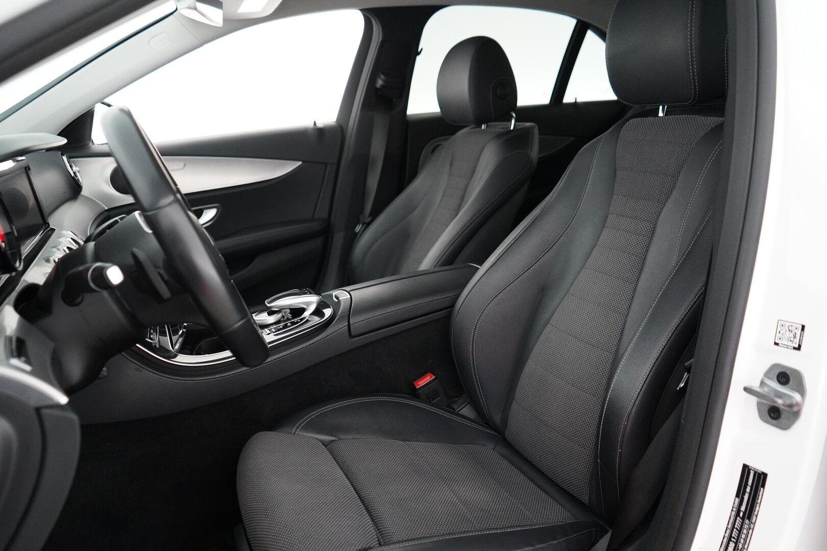 Mercedes-Benz E 2020 300 e A Business EQ Power - Vetokoukku | Night-paketti | Kamera | Sport-penkit | Puolinahat | Comad-Navi | Viimeisin huolto 01/2026 | Kahdet vanteet | SoH 86,9% | Night-paketti