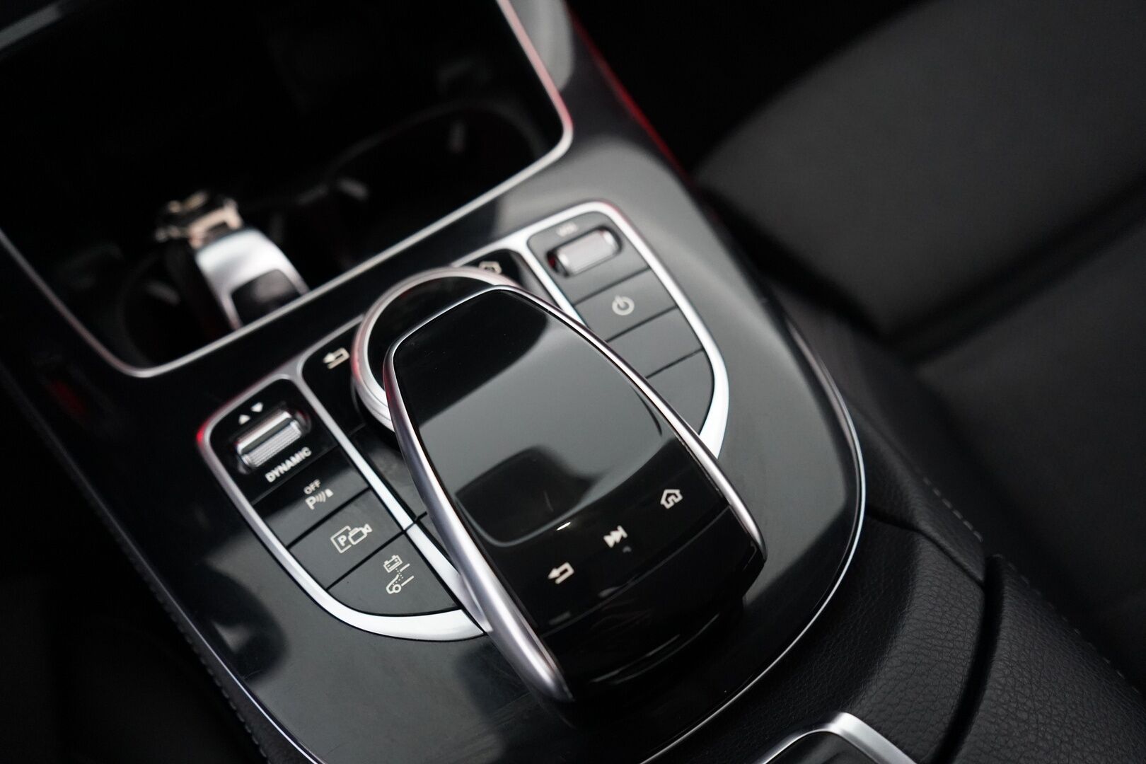 Mercedes-Benz E 2020 300 e A Business EQ Power *Koukku / Night-paketti / Kamera / Sport-penkit / Puolinahat / Comad-Navi* - Viimeisin huolto 01/2026 / Kahdet vanteet / Akku kuntotarkistettu / Night-paketti