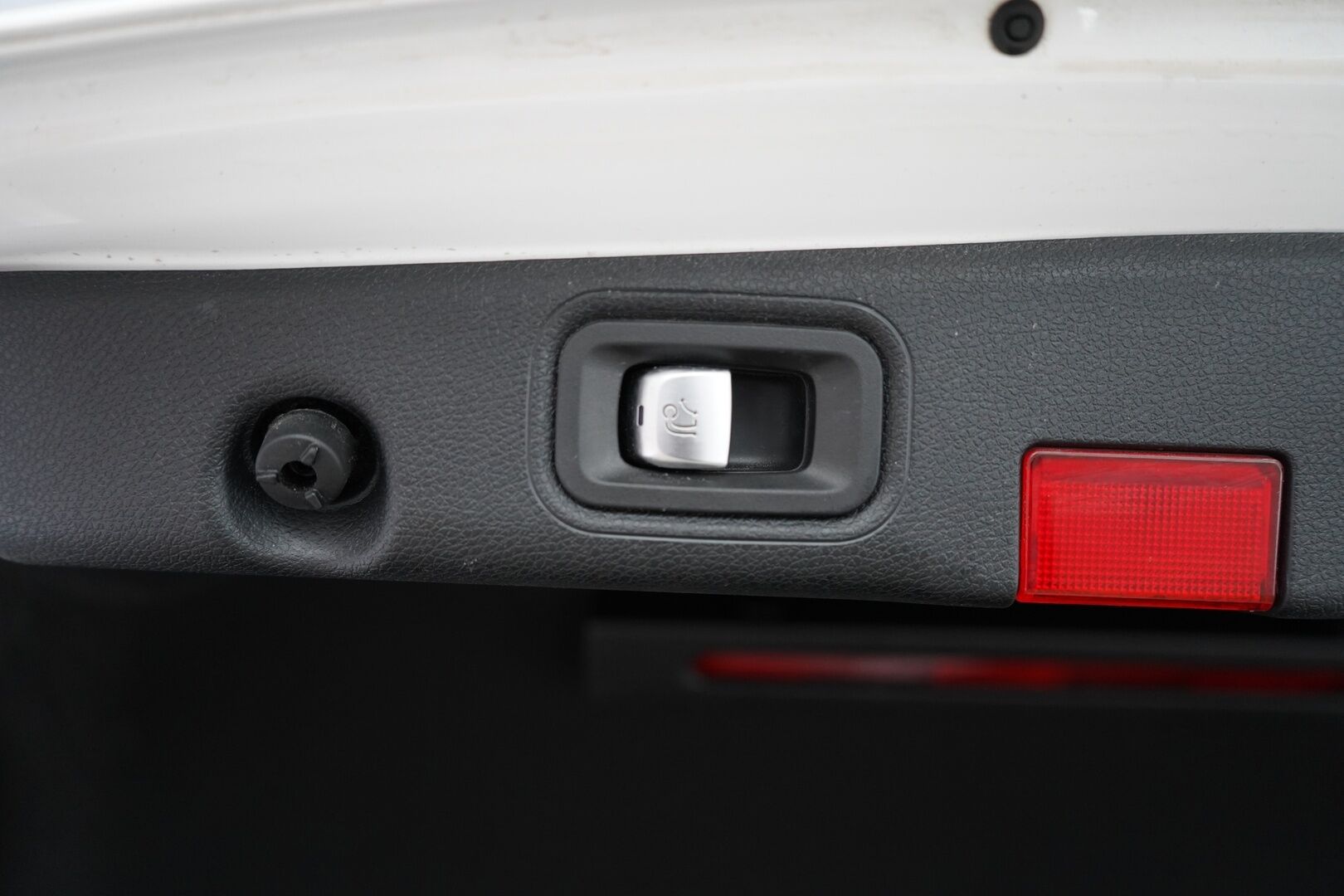 Mercedes-Benz E 2020 300 e A Business EQ Power *Koukku / Night-paketti / Kamera / Sport-penkit / Puolinahat / Comad-Navi* - Viimeisin huolto 01/2026 / Kahdet vanteet / Akku kuntotarkistettu / Night-paketti - HULLUT AVAJAISHULINAT KORKOTARJOUS 3,29 %