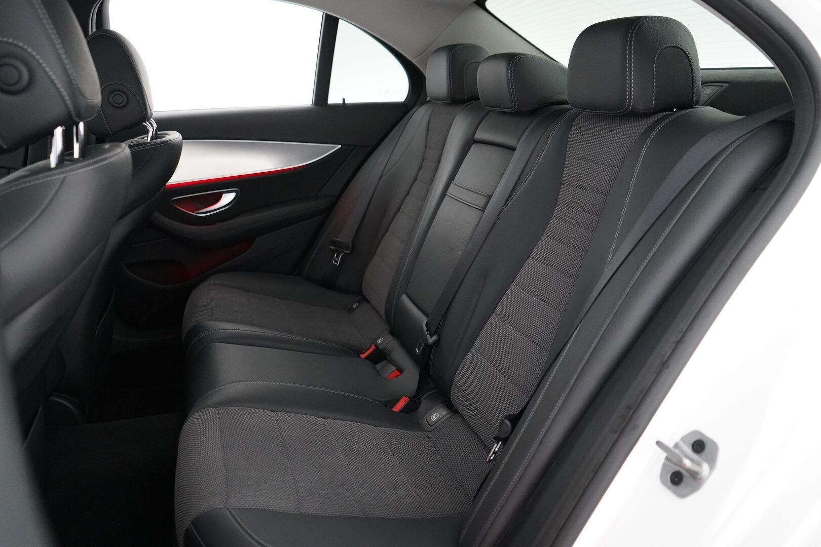Mercedes-Benz E 2020 300 e A Business EQ Power - Vetokoukku | Night-paketti | Kamera | Sport-penkit | Puolinahat | Comad-Navi | Viimeisin huolto 01/2026 | Kahdet vanteet | SoH 86,9% | Night-paketti
