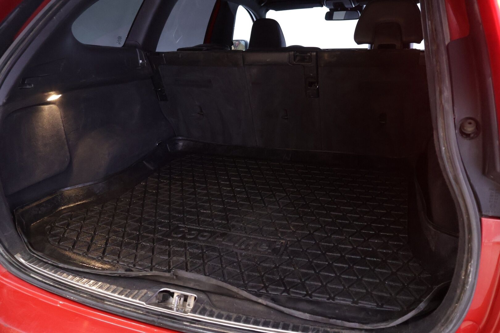 Volvo XC60 2017 D4 AWD Business Classic R-Design aut *ACC / VOC / Puolinat / BLIS / Koukku / Lämpöratti* - Merkkihuollettu / Upea väri! / Kahdet renkaat OEM vantein! 