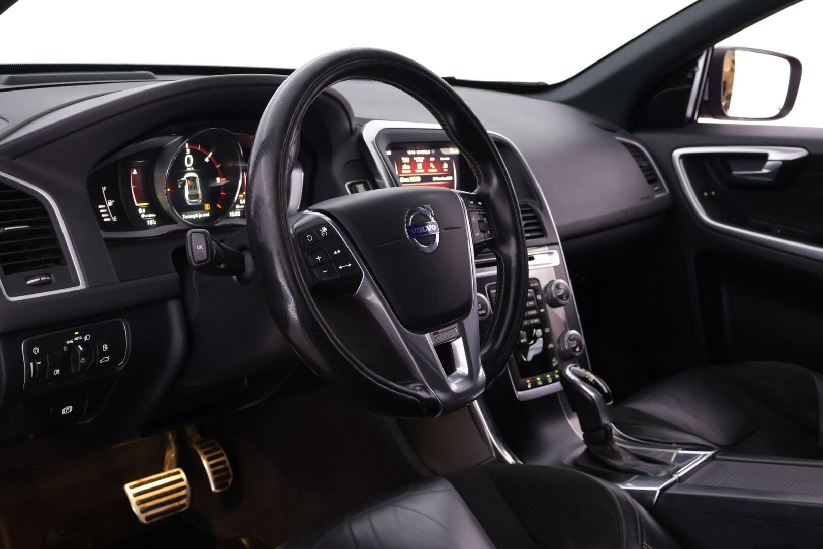 Volvo XC60 2017 D4 AWD Business Classic R-Design aut *ACC / VOC / Puolinat / BLIS / Koukku / Lämpöratti* - Merkkihuollettu / Upea väri! / Kahdet renkaat OEM vantein! 