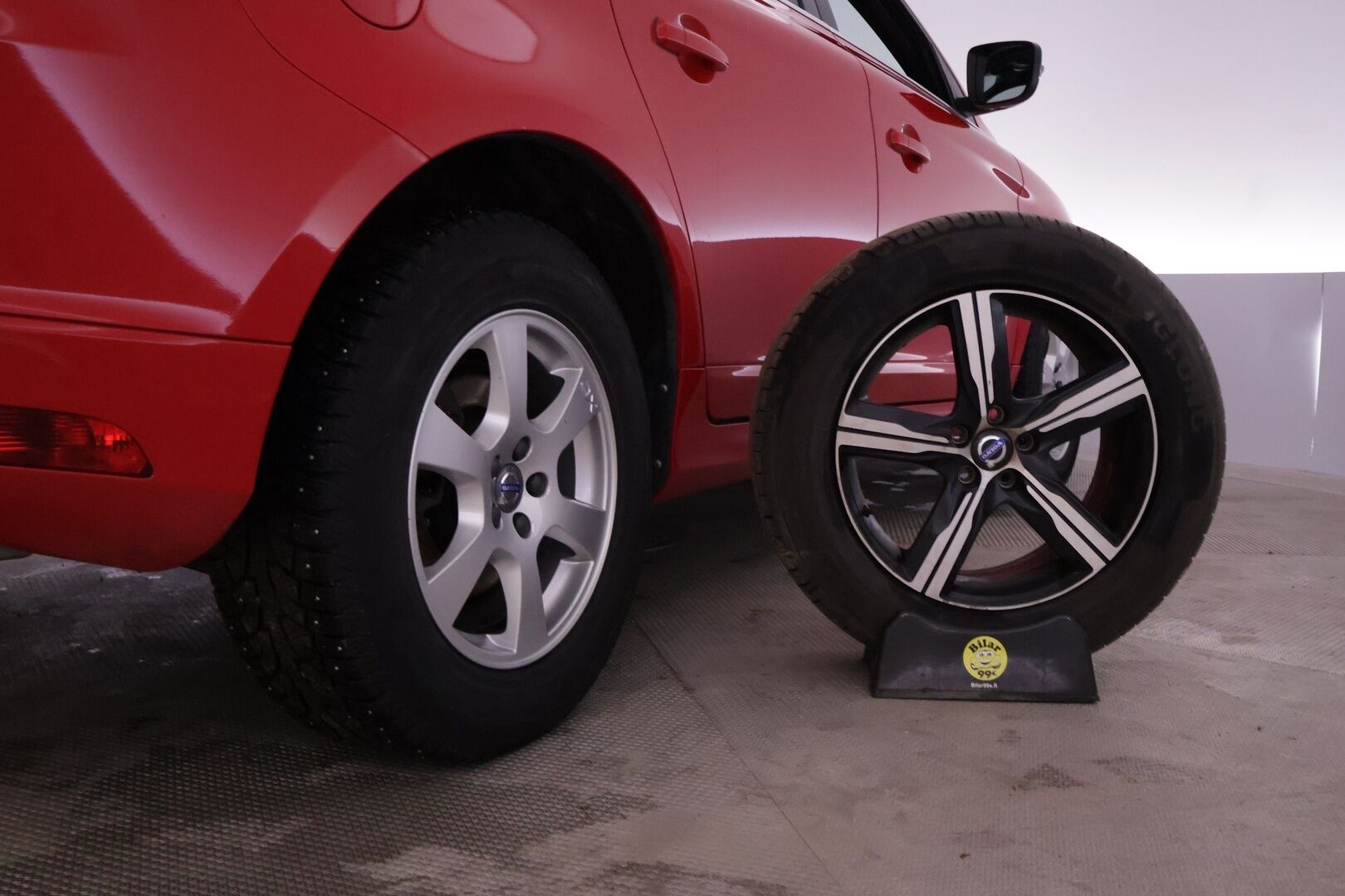 Volvo XC60 2017 D4 AWD Business Classic R-Design aut *ACC / VOC / Puolinat / BLIS / Koukku / Lämpöratti* - Merkkihuollettu / Upea väri! / Kahdet renkaat OEM vantein! 