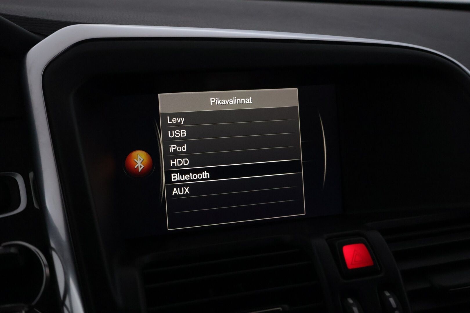 Volvo XC60 2017 D4 AWD Business Classic R-Design aut *ACC / VOC / Puolinat / BLIS / Koukku / Lämpöratti* - Merkkihuollettu / Upea väri! / Kahdet renkaat OEM vantein! 