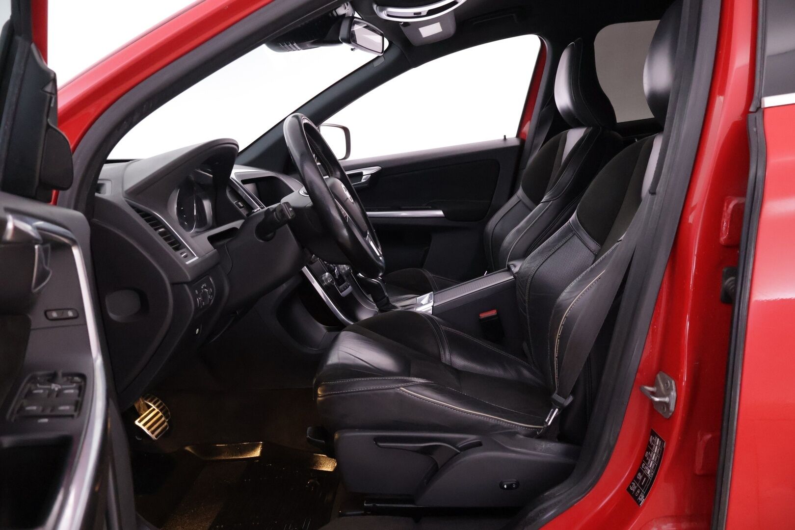 Volvo XC60 2017 D4 AWD Business Classic R-Design aut *ACC / VOC / Puolinat / BLIS / Koukku / Lämpöratti* - Merkkihuollettu / Upea väri! / Kahdet renkaat OEM vantein! 