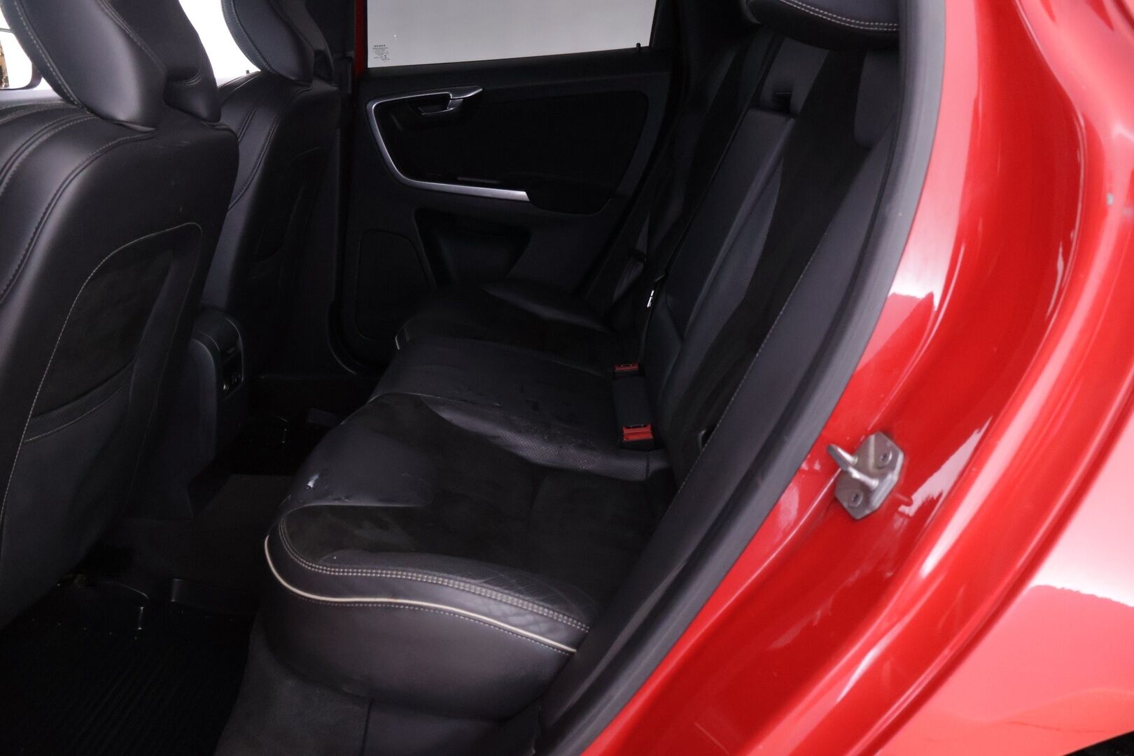 Volvo XC60 2017 D4 AWD Business Classic R-Design aut *ACC / VOC / Puolinat / BLIS / Koukku / Lämpöratti* - Merkkihuollettu / Upea väri! / Kahdet renkaat OEM vantein! 