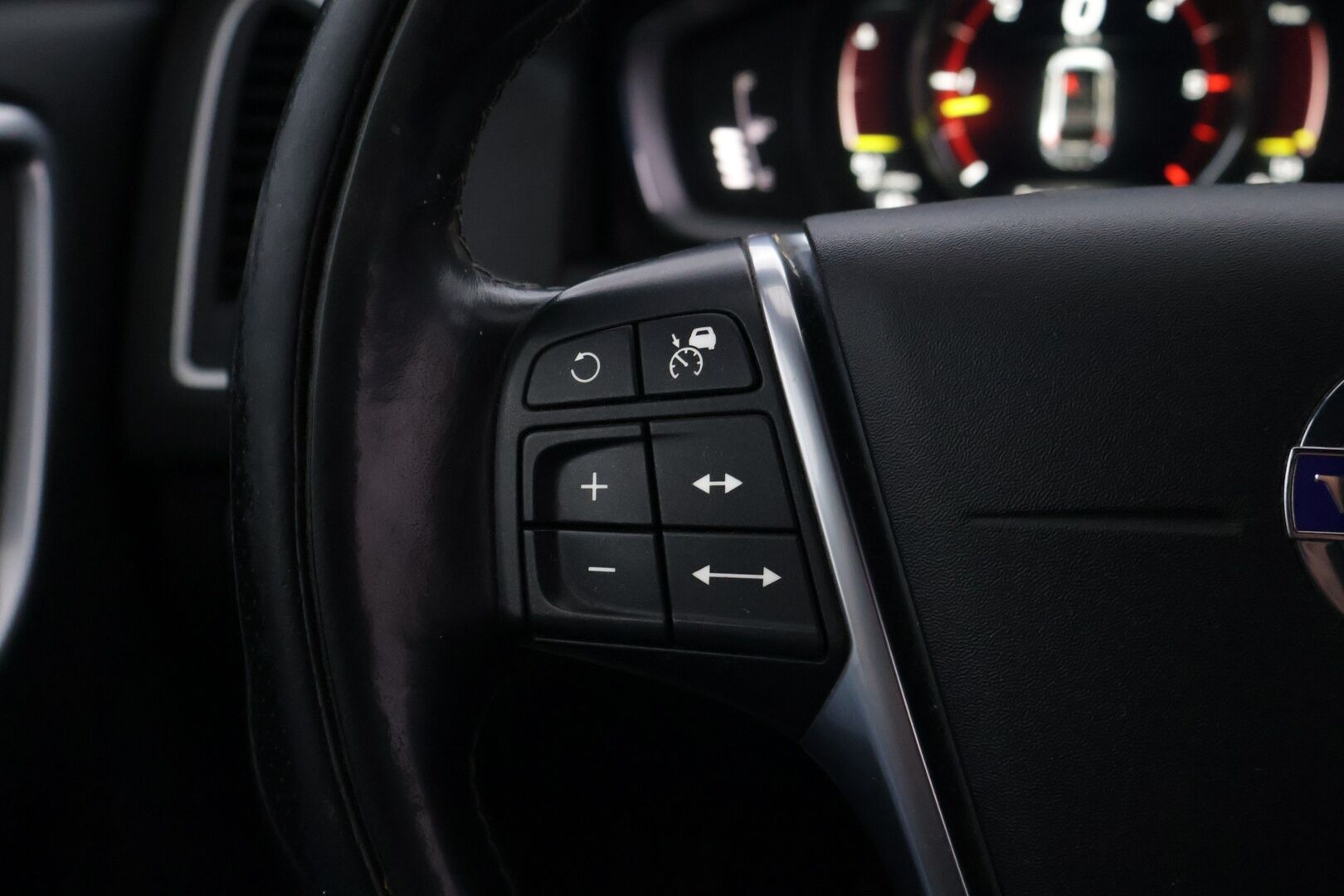 Volvo XC60 2017 D4 AWD Business Classic R-Design aut *ACC / VOC / Puolinat / BLIS / Koukku / Lämpöratti* - Merkkihuollettu / Upea väri! / Kahdet renkaat OEM vantein! 