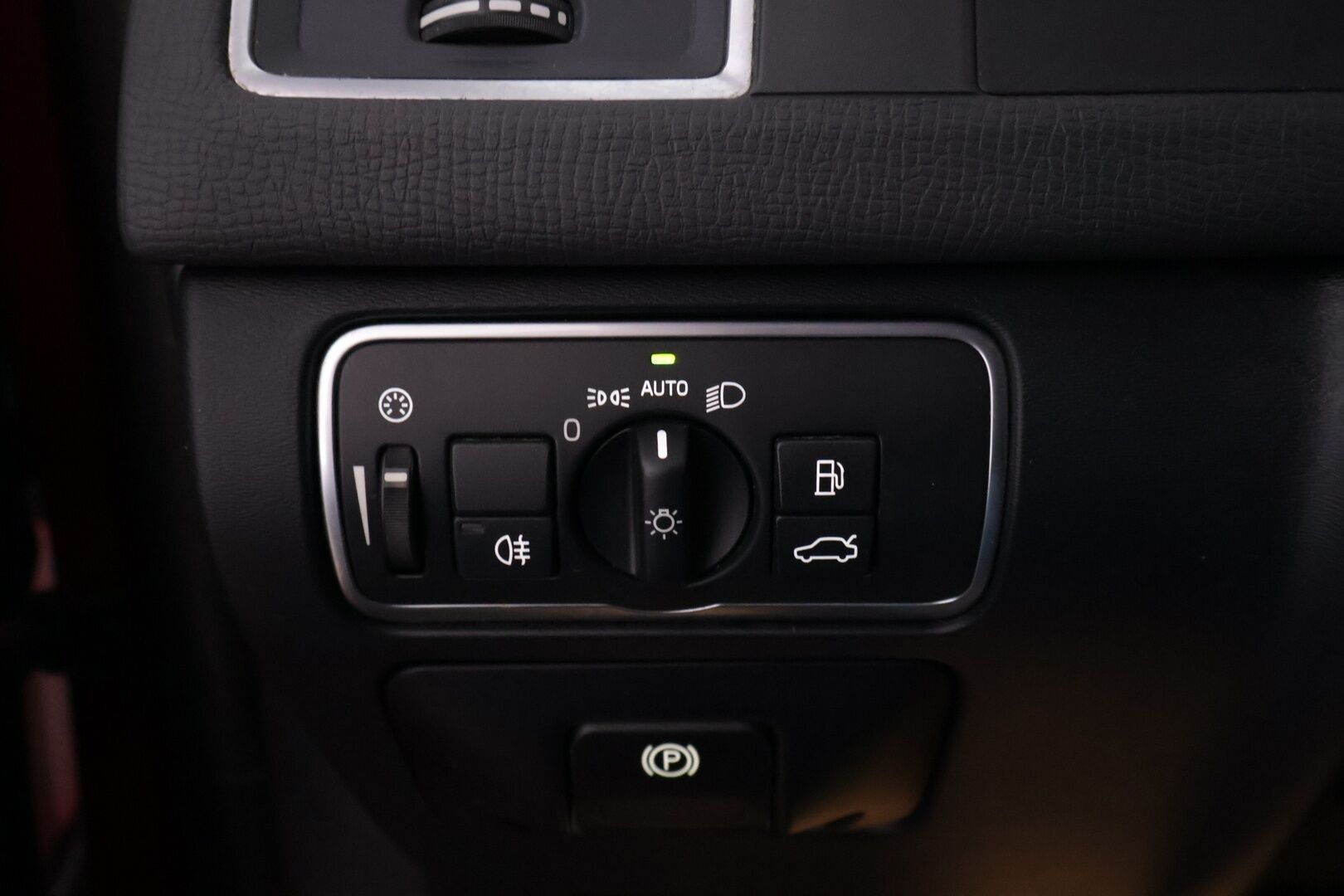 Volvo XC60 2017 D4 AWD Business Classic R-Design aut *ACC / VOC / Puolinat / BLIS / Koukku / Lämpöratti* - Merkkihuollettu / Upea väri! / Kahdet renkaat OEM vantein! 