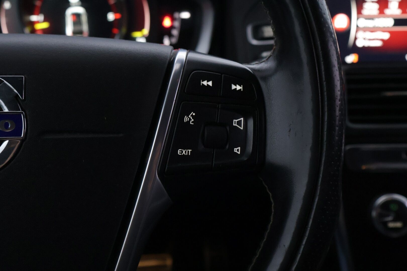 Volvo XC60 2017 D4 AWD Business Classic R-Design aut *ACC / VOC / Puolinat / BLIS / Koukku / Lämpöratti* - Merkkihuollettu / Upea väri! / Kahdet renkaat OEM vantein! 