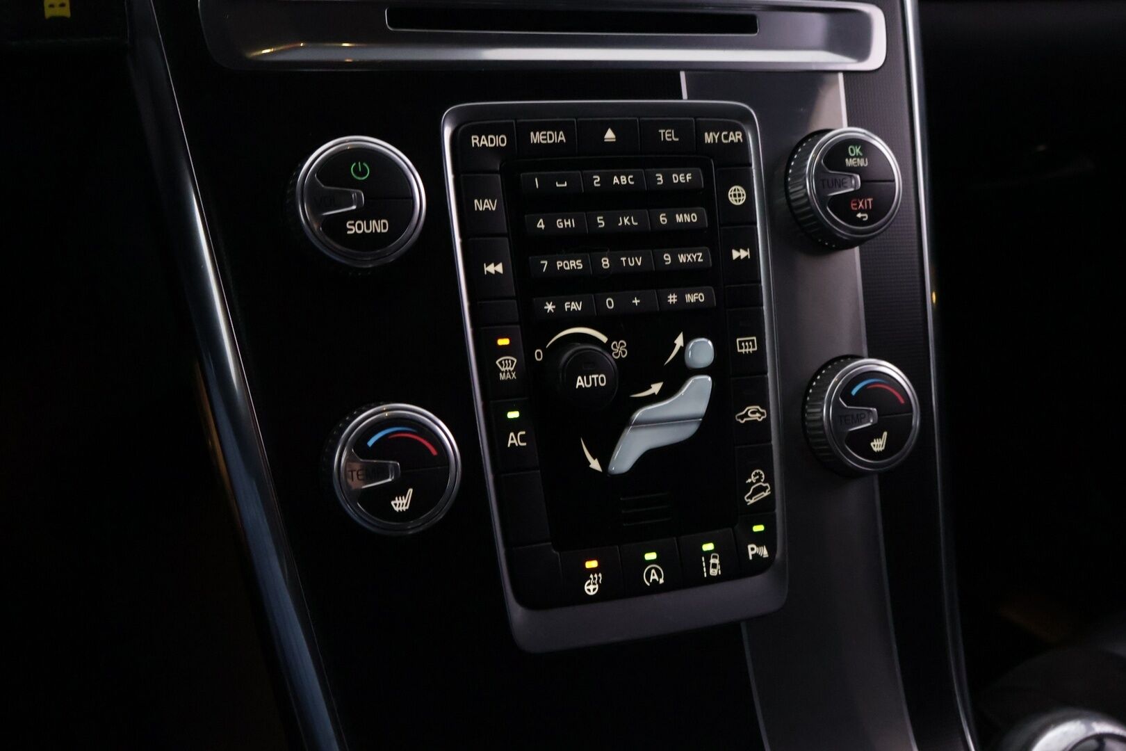 Volvo XC60 2017 D4 AWD Business Classic R-Design aut *ACC / VOC / Puolinat / BLIS / Koukku / Lämpöratti* - Merkkihuollettu / Upea väri! / Kahdet renkaat OEM vantein! 