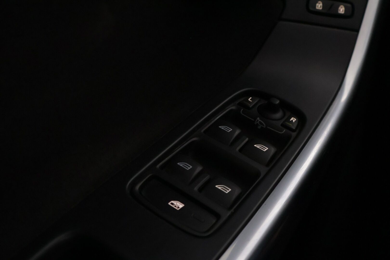 Volvo XC60 2017 D4 AWD Business Classic R-Design aut *ACC / VOC / Puolinat / BLIS / Koukku / Lämpöratti* - Merkkihuollettu / Upea väri! / Kahdet renkaat OEM vantein! 